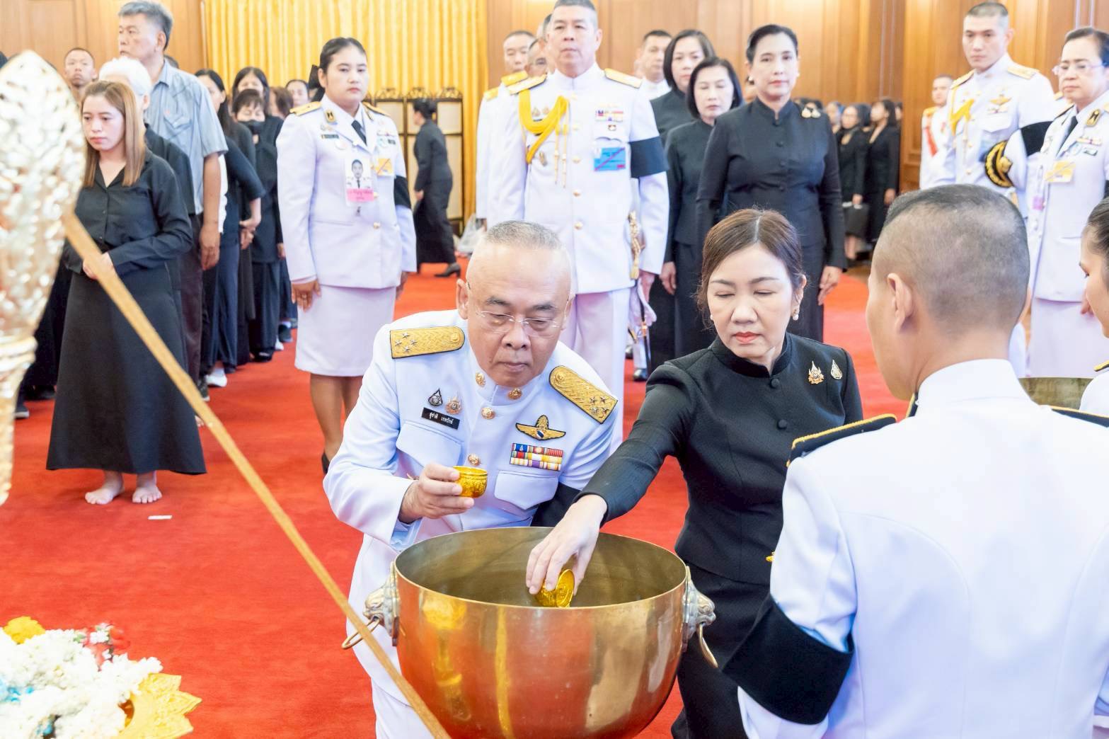 ๑๑ พิธีถวายน้ำสรงพระบรมศพหน้าพระฉายาลักษณ์ สมเด็จพระนางเจ้าสิริกิติ์ พระบรมราชินีนาถ พระบรมราชชนนีพันปีหลวง