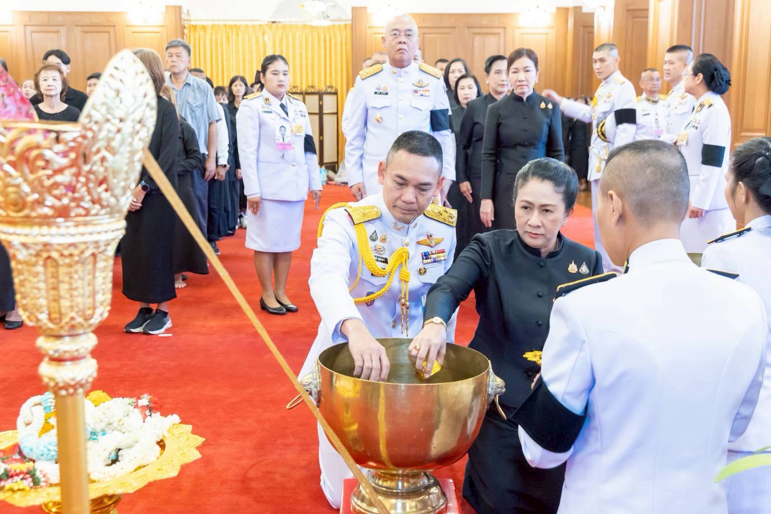 ๑๑ พิธีถวายน้ำสรงพระบรมศพหน้าพระฉายาลักษณ์ สมเด็จพระนางเจ้าสิริกิติ์ พระบรมราชินีนาถ พระบรมราชชนนีพันปีหลวง