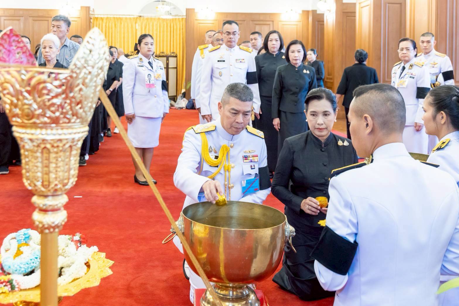 ๑๑ พิธีถวายน้ำสรงพระบรมศพหน้าพระฉายาลักษณ์ สมเด็จพระนางเจ้าสิริกิติ์ พระบรมราชินีนาถ พระบรมราชชนนีพันปีหลวง