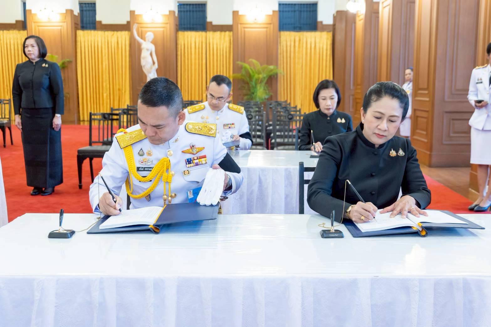 ๑๑ พิธีถวายน้ำสรงพระบรมศพหน้าพระฉายาลักษณ์ สมเด็จพระนางเจ้าสิริกิติ์ พระบรมราชินีนาถ พระบรมราชชนนีพันปีหลวง