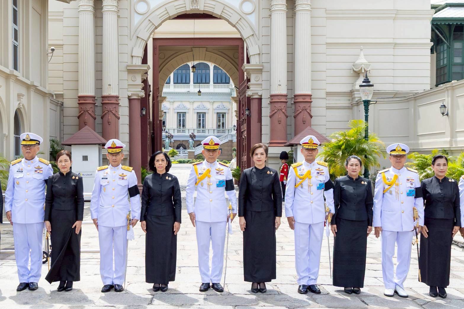 ๑๑ พิธีถวายน้ำสรงพระบรมศพหน้าพระฉายาลักษณ์ สมเด็จพระนางเจ้าสิริกิติ์ พระบรมราชินีนาถ พระบรมราชชนนีพันปีหลวง