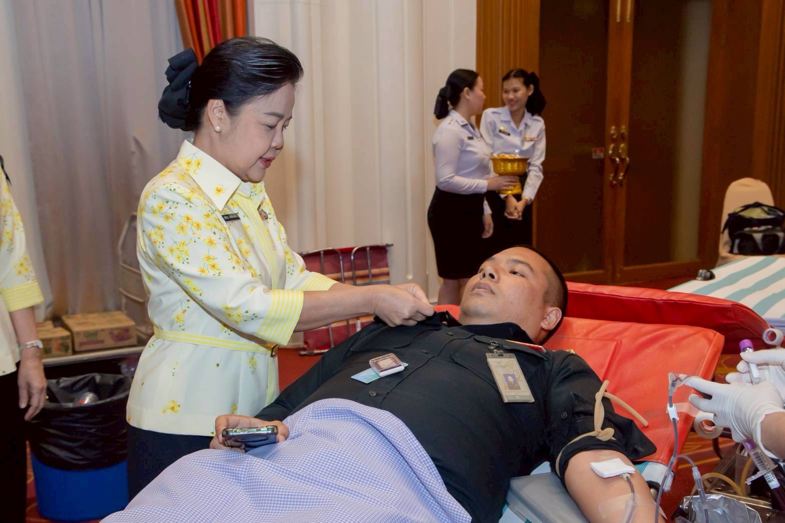 ๑๖ กิจกรรมบริจาคโลหิตถวายเป็นพระราชกุศลเนื่องในวันคล้ายวันพระบรมราชสมภพ พระบาทสมเด็จพระบรมชนกาธิเบศร มหาภูมิพลอดุลยเดชมหาราชบรมนาถบพิตร (๕ ธ.ค.๖๘) และน้อมรำลึกในพระมหากรุณาธิคุณ สมเด็จพระนางเจ้าสิริกิติ์ พระบรมราชินีนาถ พระบรมราชชนนีพันปีหลวง