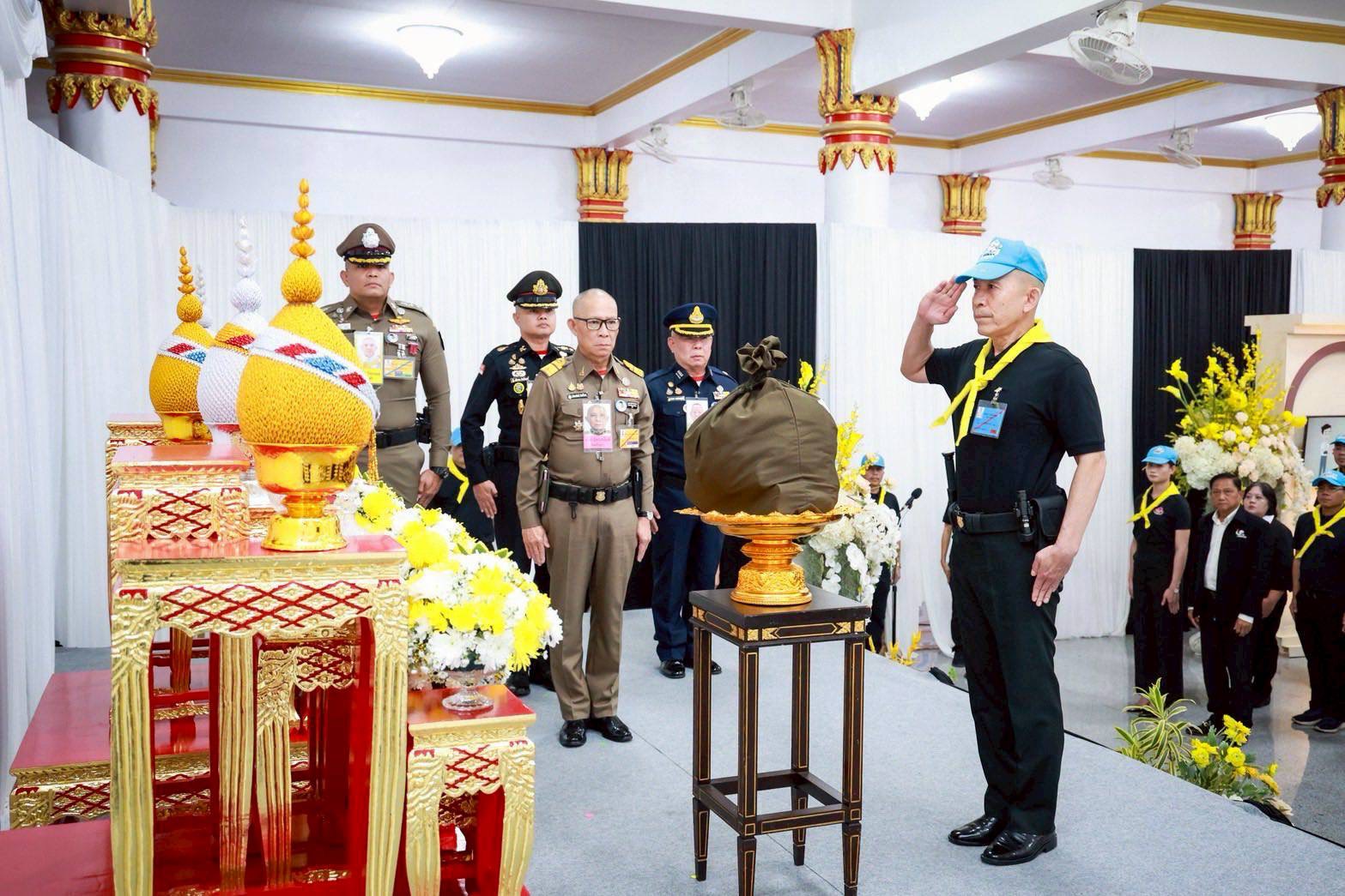 ๒๑ สมาคมภริยาข้าราชการสำนักงานปลัดกระทรวงกลาโหม ร่วมกิจกรรมจิตอาสาพระราชทาน เนื่องในวันคล้ายวันพระบรมราชสมภพพระบาทสมเด็จพระบรมชนกาธิเบศร มหาภูมิพลอดุลยเดชมหาราช บรมนาถบพิตร (๕ ธ.ค.๖๘)