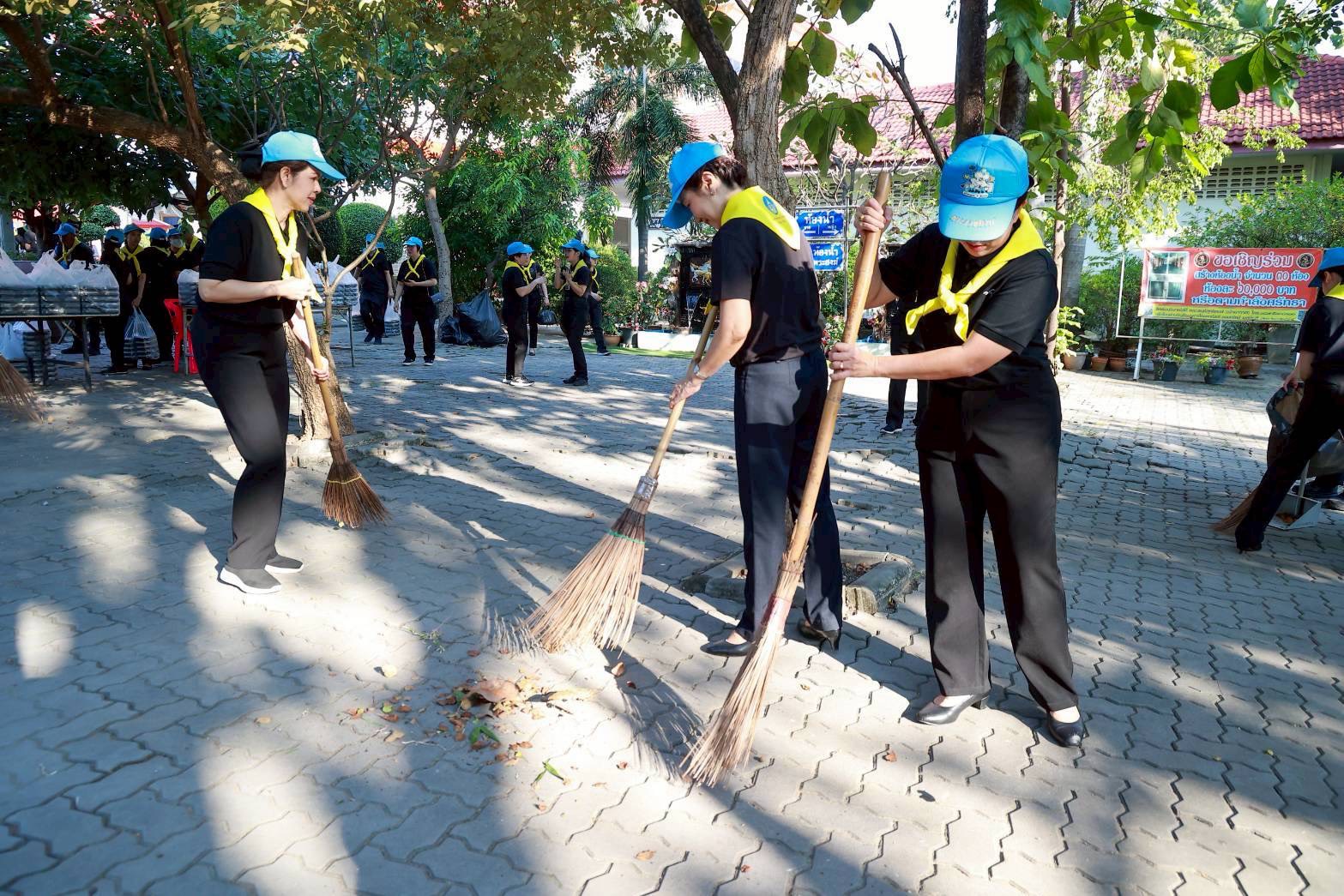 ๒๑ สมาคมภริยาข้าราชการสำนักงานปลัดกระทรวงกลาโหม ร่วมกิจกรรมจิตอาสาพระราชทาน เนื่องในวันคล้ายวันพระบรมราชสมภพพระบาทสมเด็จพระบรมชนกาธิเบศร มหาภูมิพลอดุลยเดชมหาราช บรมนาถบพิตร (๕ ธ.ค.๖๘)