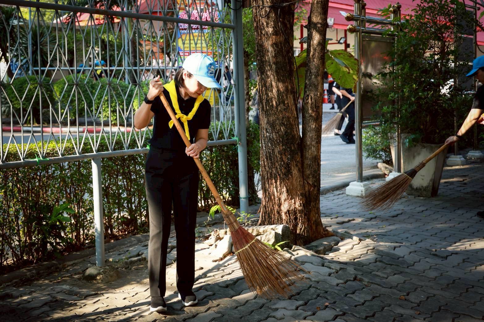๒๑ สมาคมภริยาข้าราชการสำนักงานปลัดกระทรวงกลาโหม ร่วมกิจกรรมจิตอาสาพระราชทาน เนื่องในวันคล้ายวันพระบรมราชสมภพพระบาทสมเด็จพระบรมชนกาธิเบศร มหาภูมิพลอดุลยเดชมหาราช บรมนาถบพิตร (๕ ธ.ค.๖๘)