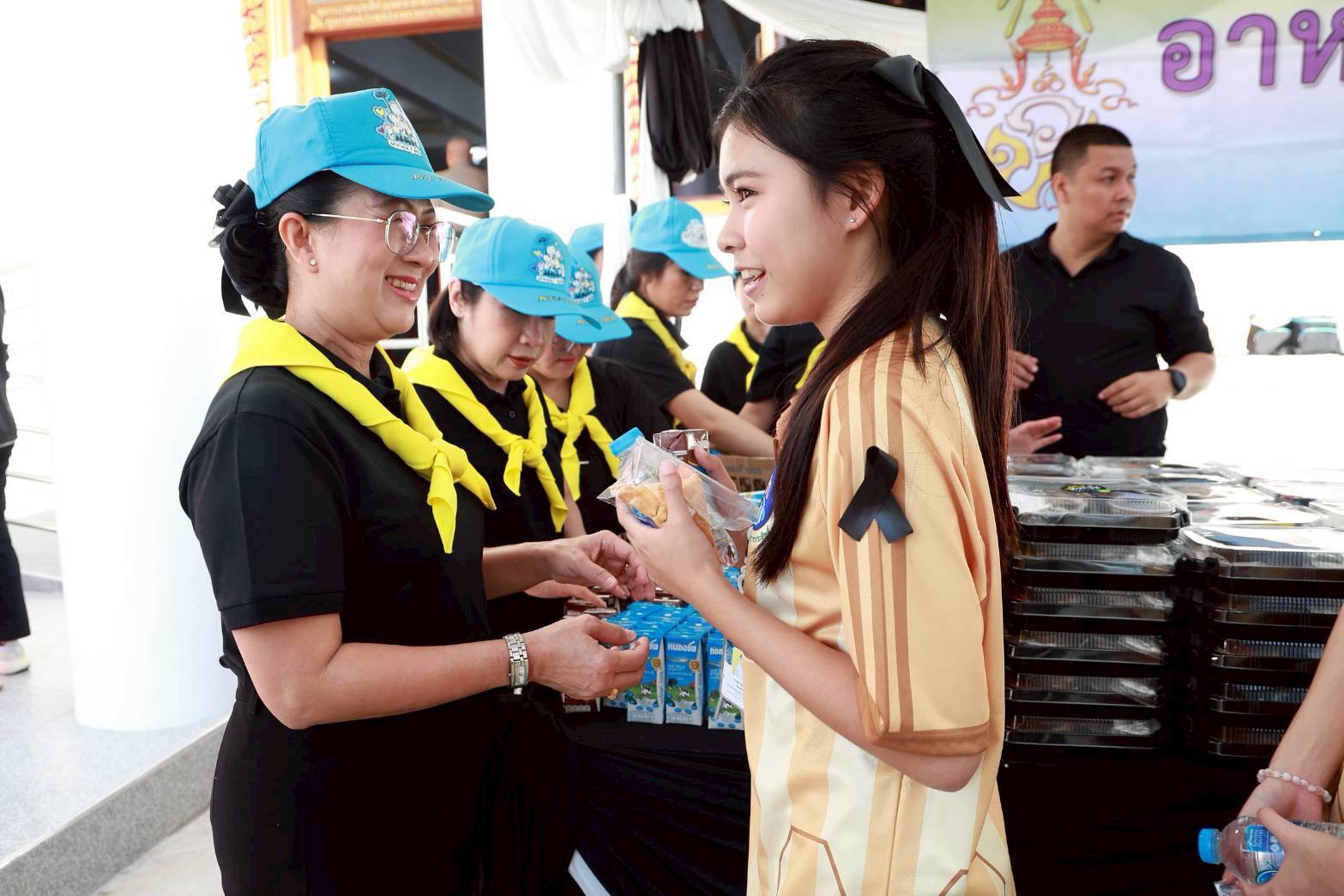 ๒๑ สมาคมภริยาข้าราชการสำนักงานปลัดกระทรวงกลาโหม ร่วมกิจกรรมจิตอาสาพระราชทาน เนื่องในวันคล้ายวันพระบรมราชสมภพพระบาทสมเด็จพระบรมชนกาธิเบศร มหาภูมิพลอดุลยเดชมหาราช บรมนาถบพิตร (๕ ธ.ค.๖๘)