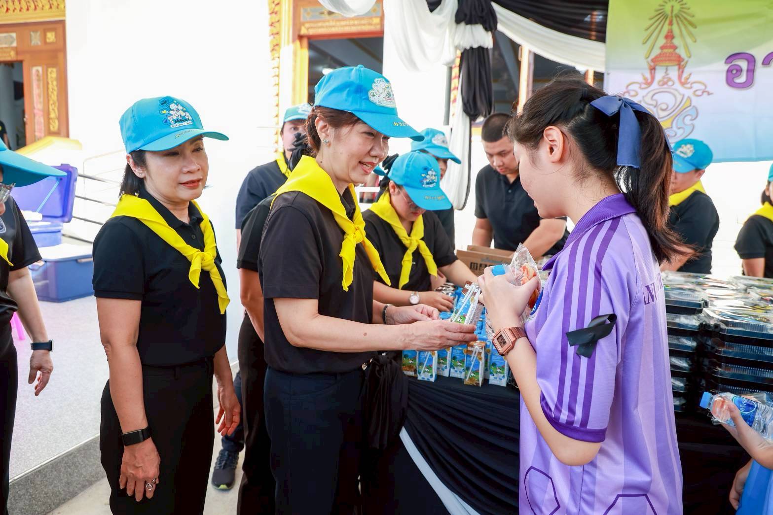 ๒๑ สมาคมภริยาข้าราชการสำนักงานปลัดกระทรวงกลาโหม ร่วมกิจกรรมจิตอาสาพระราชทาน เนื่องในวันคล้ายวันพระบรมราชสมภพพระบาทสมเด็จพระบรมชนกาธิเบศร มหาภูมิพลอดุลยเดชมหาราช บรมนาถบพิตร (๕ ธ.ค.๖๘)