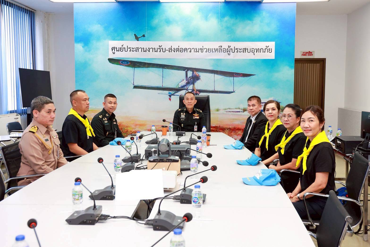 ๒๒ ปลัดกระทรวงกลาโหม และนายกสมาคมภริยาข้าราชการสำนักงานปลัดกระทรวงกลาโหม ลงพื้นที่ตรวจเยี่ยมศูนย์ประสานงานรับ–ส่งต่อความช่วยเหลือผู้ประสบอุทกภัย
