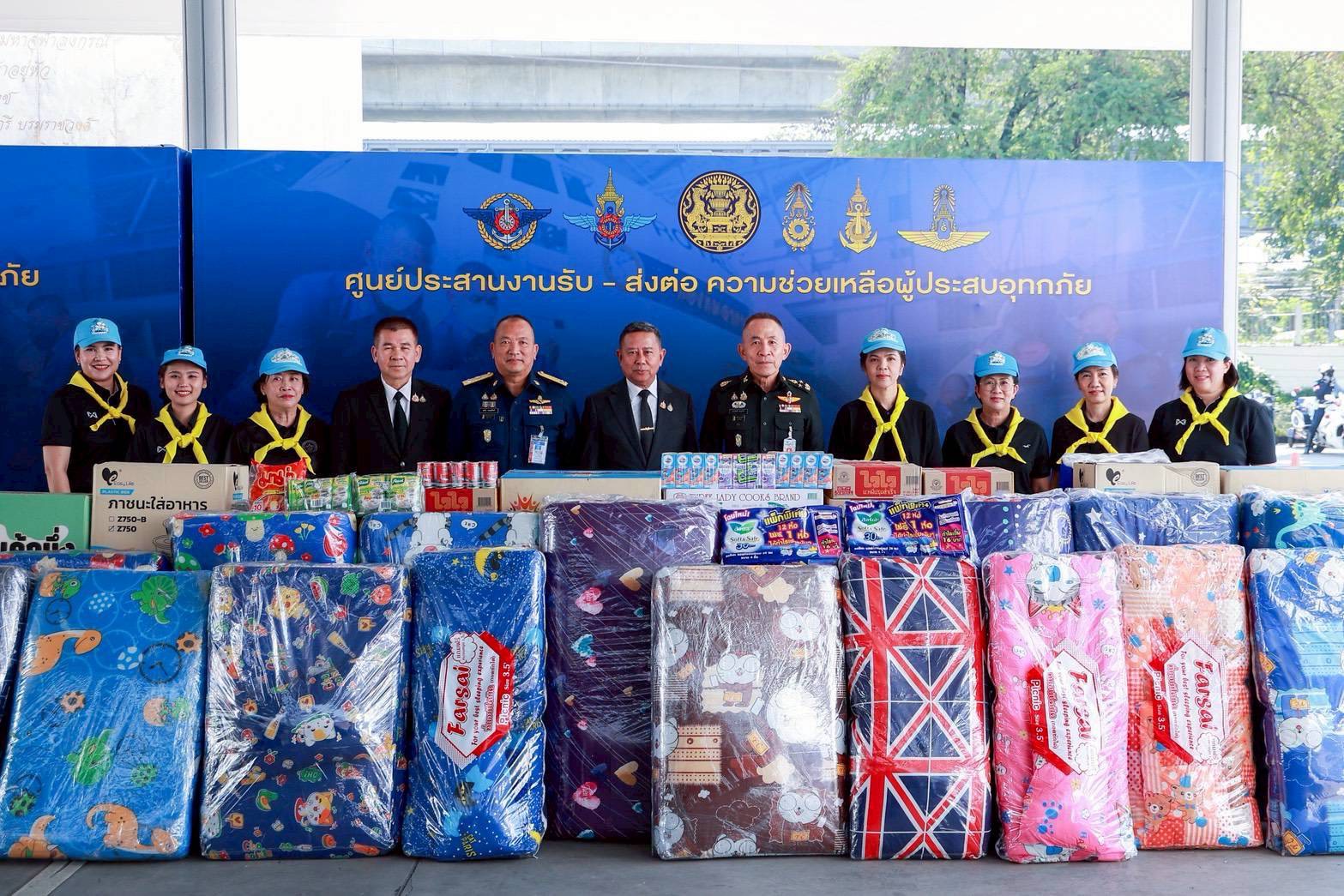 ๒๒ ปลัดกระทรวงกลาโหม และนายกสมาคมภริยาข้าราชการสำนักงานปลัดกระทรวงกลาโหม ลงพื้นที่ตรวจเยี่ยมศูนย์ประสานงานรับ–ส่งต่อความช่วยเหลือผู้ประสบอุทกภัย