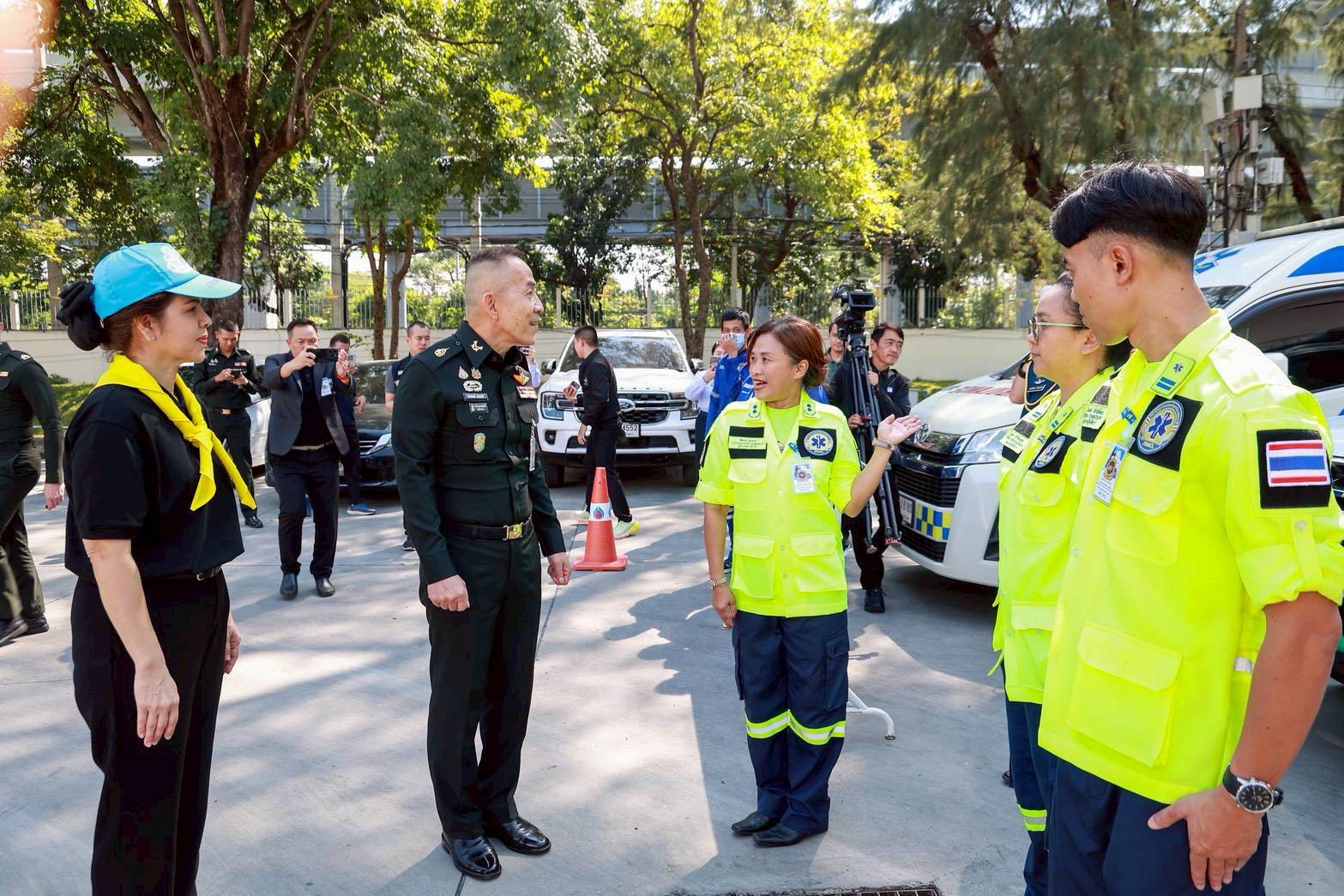 ๒๒ ปลัดกระทรวงกลาโหม และนายกสมาคมภริยาข้าราชการสำนักงานปลัดกระทรวงกลาโหม ลงพื้นที่ตรวจเยี่ยมศูนย์ประสานงานรับ–ส่งต่อความช่วยเหลือผู้ประสบอุทกภัย