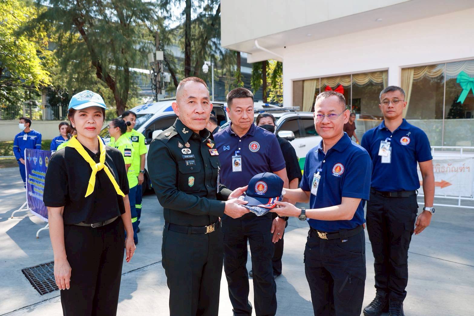 ๒๒ ปลัดกระทรวงกลาโหม และนายกสมาคมภริยาข้าราชการสำนักงานปลัดกระทรวงกลาโหม ลงพื้นที่ตรวจเยี่ยมศูนย์ประสานงานรับ–ส่งต่อความช่วยเหลือผู้ประสบอุทกภัย