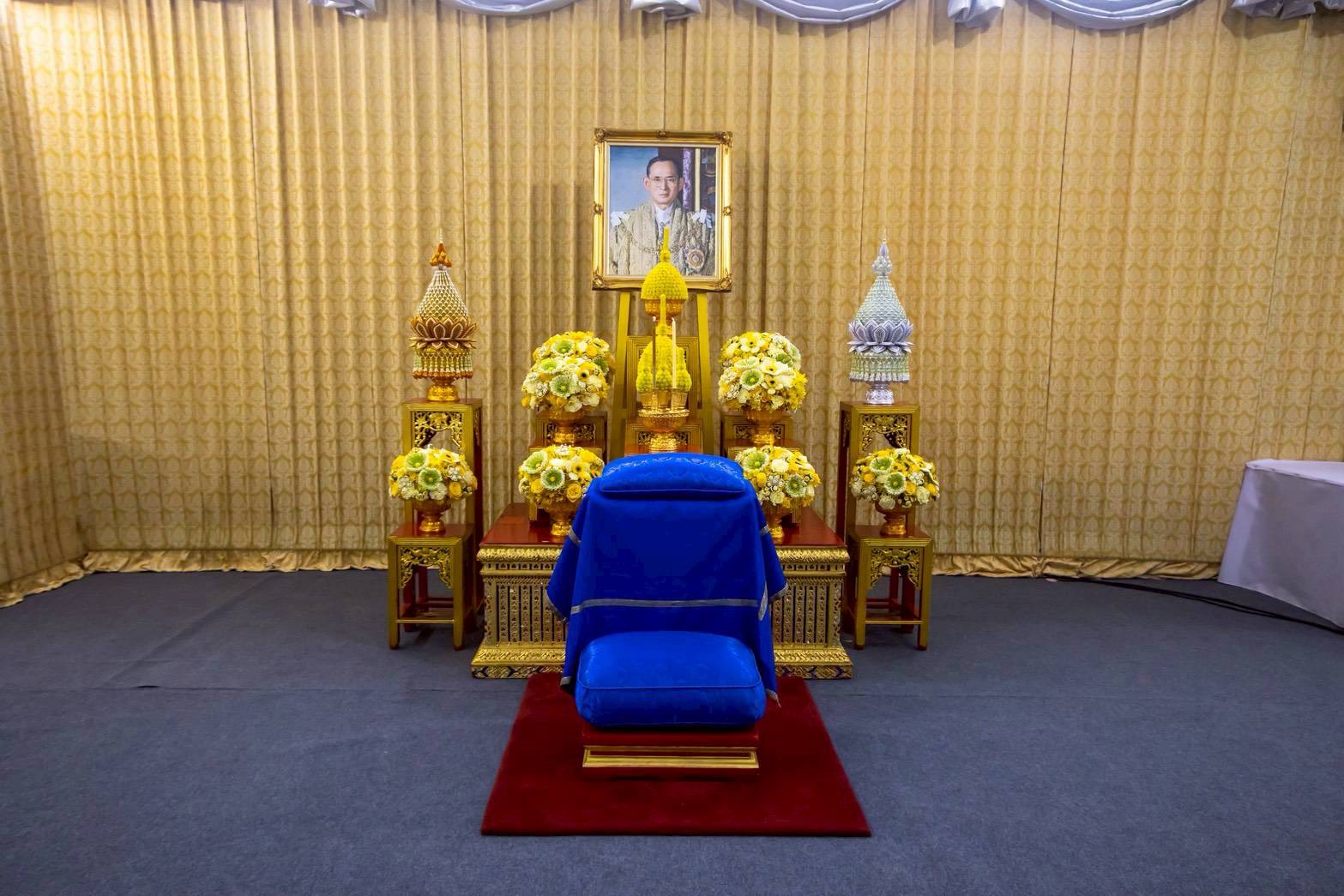 ๒๓ พิธีเจริญพระพุทธมนต์ และทำบุญตักบาตรถวายเป็นพระราชกุศล เนื่องในวันคล้ายวันพระบรมราชสมภพ พระบาท...