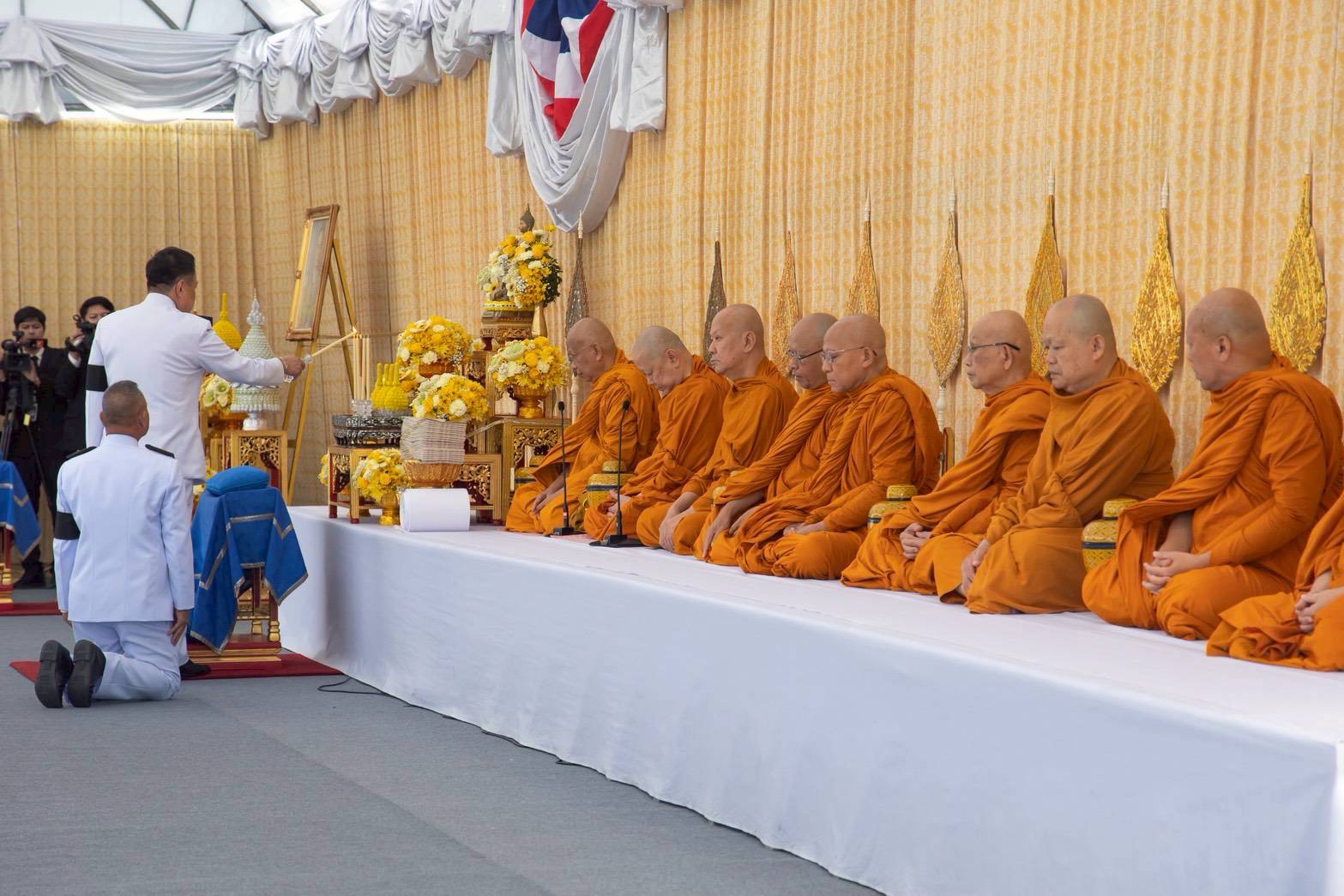 ๒๓ พิธีเจริญพระพุทธมนต์ และทำบุญตักบาตรถวายเป็นพระราชกุศล เนื่องในวันคล้ายวันพระบรมราชสมภพ พระบาทสมเด็จพระบรมชนกาธิเบศร มหาภูมิพลอดุลยเดชมหาราช บรมนาถบพิตร วันขาติ และวันพ่อแห่งชาติ (๕ ธ.ค.๖๘)