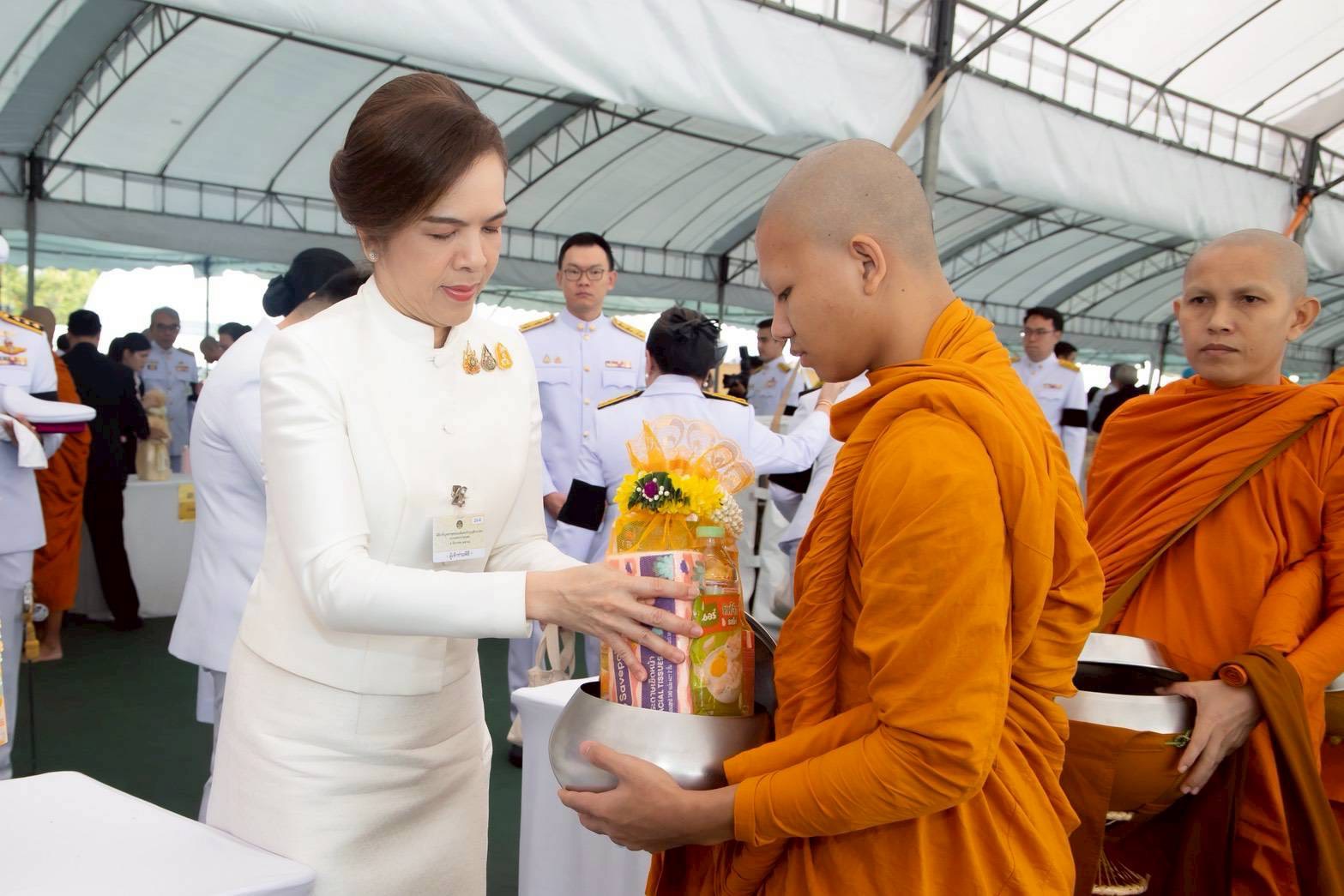 ๒๓ พิธีเจริญพระพุทธมนต์ และทำบุญตักบาตรถวายเป็นพระราชกุศล เนื่องในวันคล้ายวันพระบรมราชสมภพ พระบาทสมเด็จพระบรมชนกาธิเบศร มหาภูมิพลอดุลยเดชมหาราช บรมนาถบพิตร วันขาติ และวันพ่อแห่งชาติ (๕ ธ.ค.๖๘)