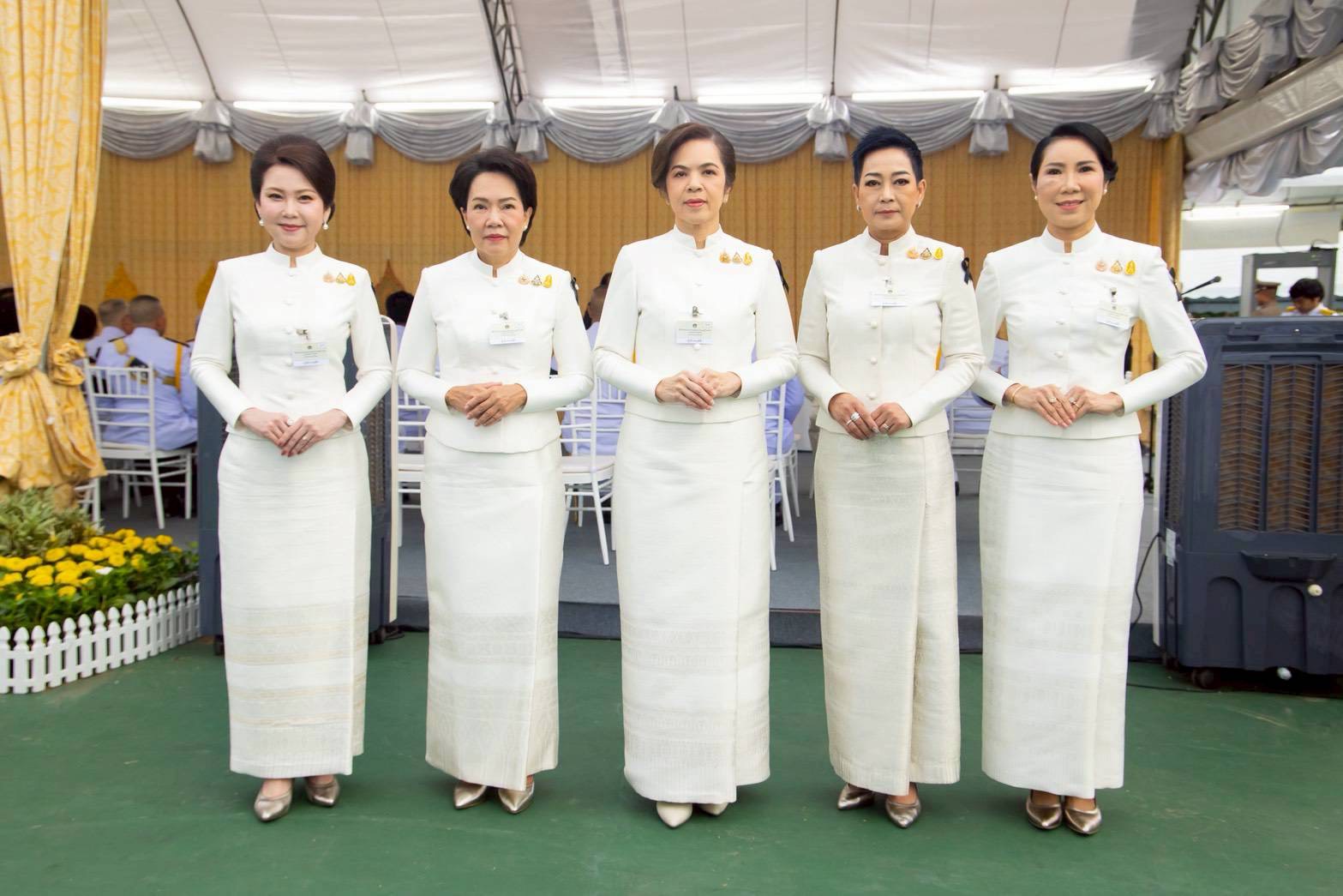 ๒๓ พิธีเจริญพระพุทธมนต์ และทำบุญตักบาตรถวายเป็นพระราชกุศล เนื่องในวันคล้ายวันพระบรมราชสมภพ พระบาทสมเด็จพระบรมชนกาธิเบศร มหาภูมิพลอดุลยเดชมหาราช บรมนาถบพิตร วันขาติ และวันพ่อแห่งชาติ (๕ ธ.ค.๖๘)
