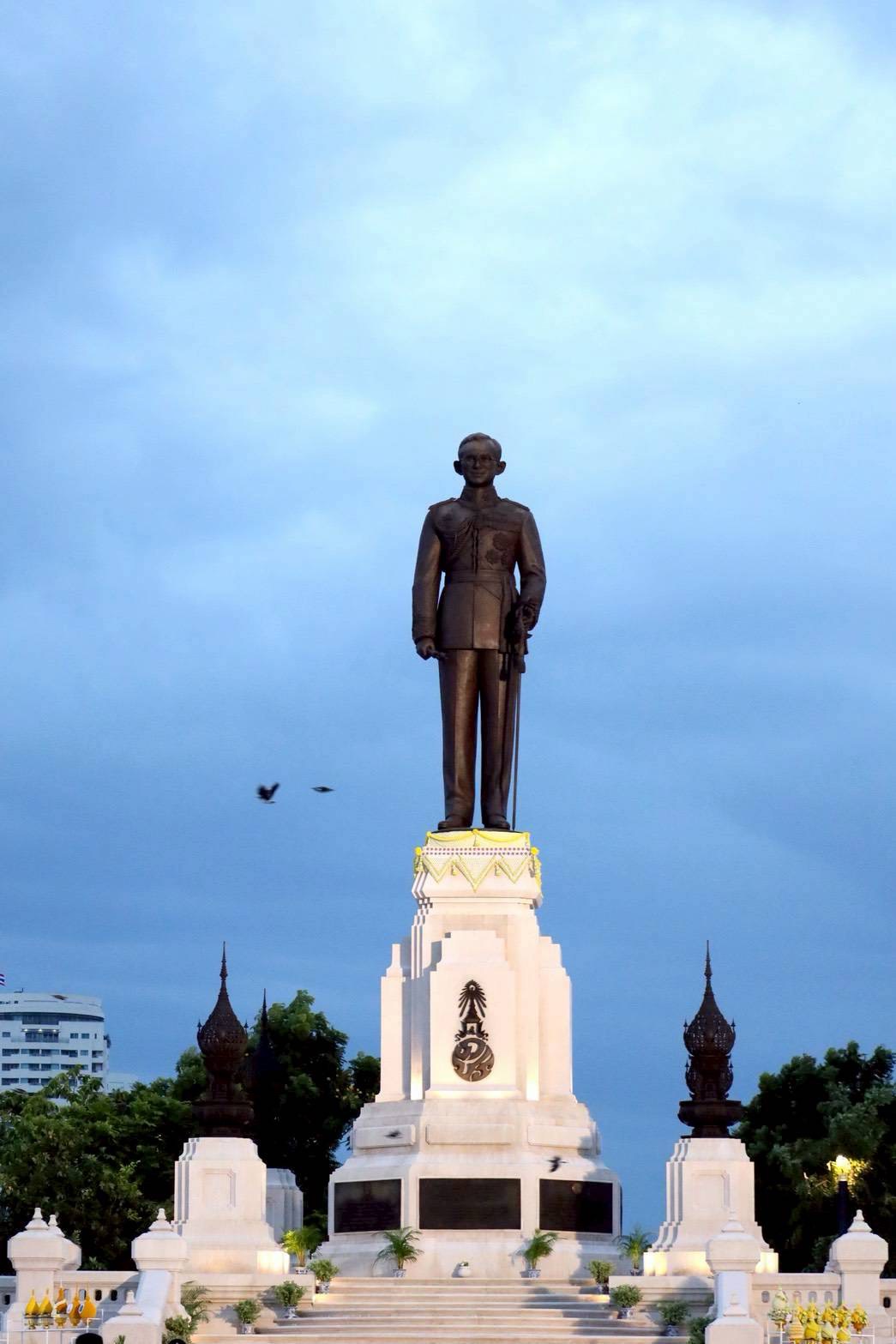 ๒๔ พิธีวางพานประดับพุ่มดอกไม้ถวายบังคมพระบรมราชานุสาวรีย์ พระบาทสมเด็จพระบรมชนกาธิเบศร มหาภูมิพลอ...