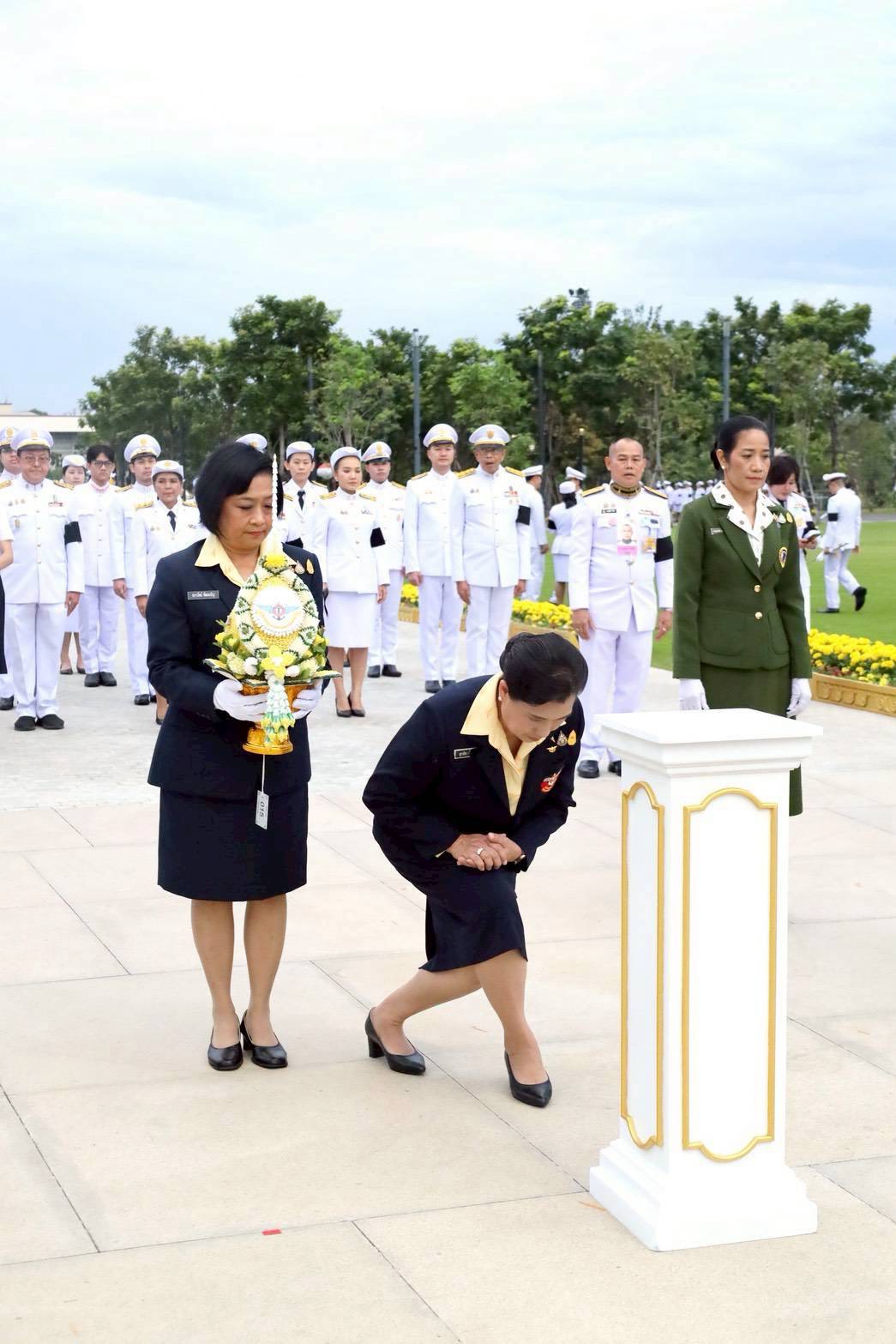 ๒๔ พิธีวางพานประดับพุ่มดอกไม้ถวายบังคมพระบรมราชานุสาวรีย์ พระบาทสมเด็จพระบรมชนกาธิเบศร มหาภูมิพลอดุลยเดชมหาราช บรมนาถบพิตร เนื่องในวันคล้ายวันพระบรมราชสมภพ (๕ ธ.ค.๖๘)