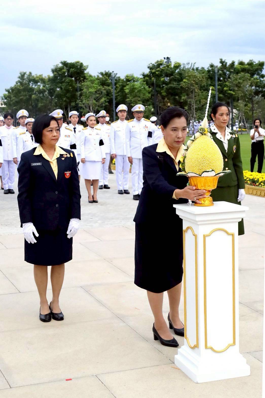๒๔ พิธีวางพานประดับพุ่มดอกไม้ถวายบังคมพระบรมราชานุสาวรีย์ พระบาทสมเด็จพระบรมชนกาธิเบศร มหาภูมิพลอดุลยเดชมหาราช บรมนาถบพิตร เนื่องในวันคล้ายวันพระบรมราชสมภพ (๕ ธ.ค.๖๘)