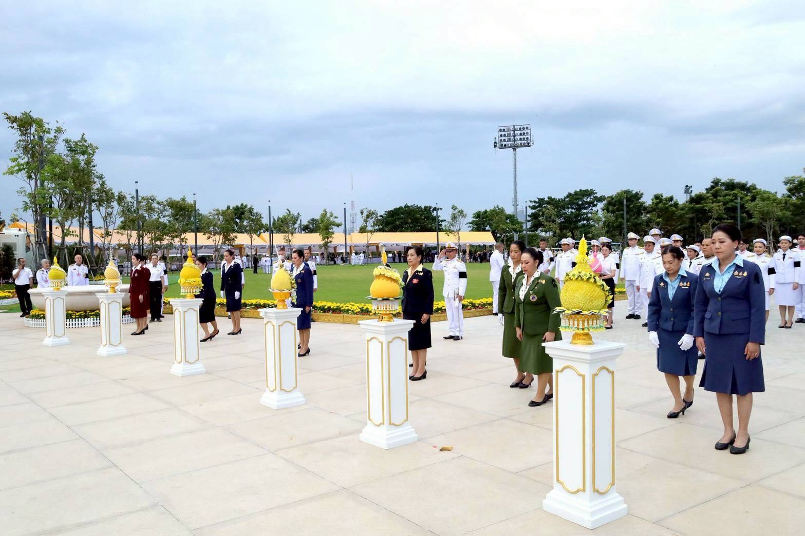 ๒๔ พิธีวางพานประดับพุ่มดอกไม้ถวายบังคมพระบรมราชานุสาวรีย์ พระบาทสมเด็จพระบรมชนกาธิเบศร มหาภูมิพลอดุลยเดชมหาราช บรมนาถบพิตร เนื่องในวันคล้ายวันพระบรมราชสมภพ (๕ ธ.ค.๖๘)