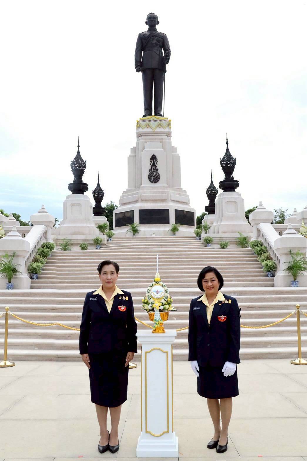 ๒๔ พิธีวางพานประดับพุ่มดอกไม้ถวายบังคมพระบรมราชานุสาวรีย์ พระบาทสมเด็จพระบรมชนกาธิเบศร มหาภูมิพลอดุลยเดชมหาราช บรมนาถบพิตร เนื่องในวันคล้ายวันพระบรมราชสมภพ (๕ ธ.ค.๖๘)