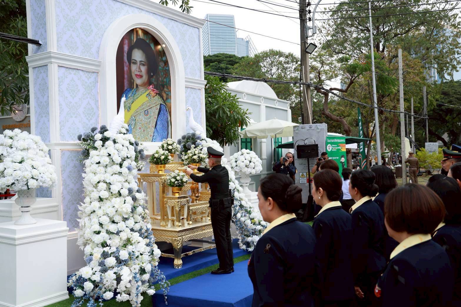 ๒๗ พิธีถวายความอาลัยเบื้องหน้าพระฉายาลักษณ์สมเด็จพระนางเจ้าสิริกิติ์ พระบรมราชินีนาถ พระบรมราชชนน...