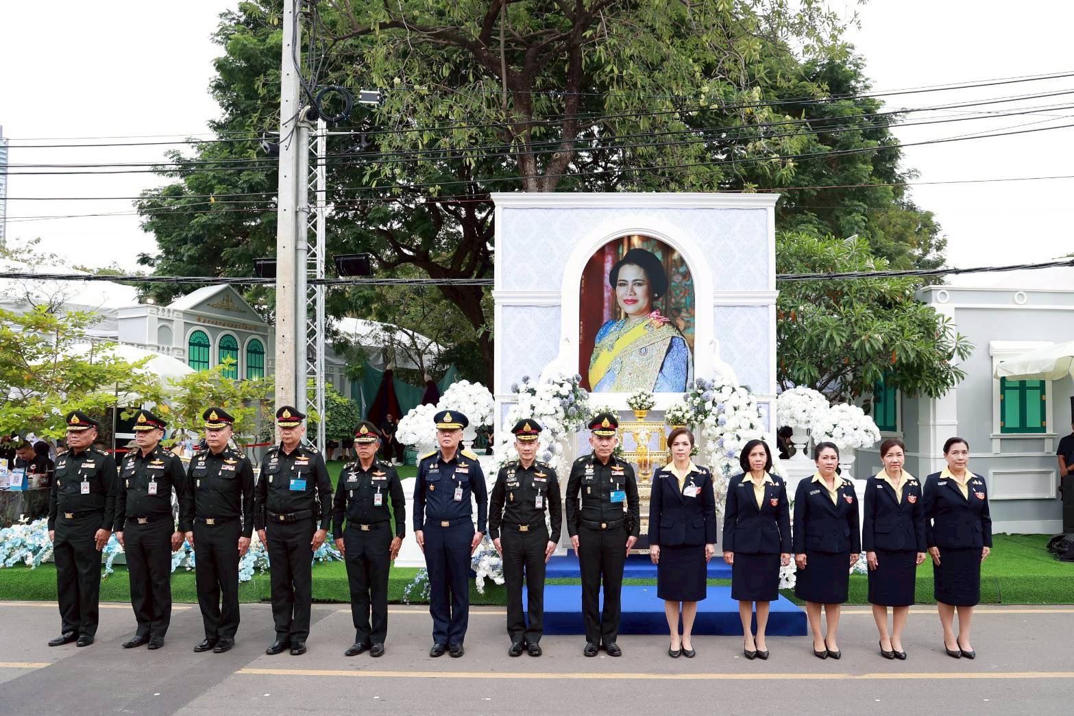 ๒๗ พิธีถวายความอาลัยเบื้องหน้าพระฉายาลักษณ์สมเด็จพระนางเจ้าสิริกิติ์ พระบรมราชินีนาถ พระบรมราชชนนีพันปีหลวง งานกาชาด ประจำปี ๒๕๖๘
