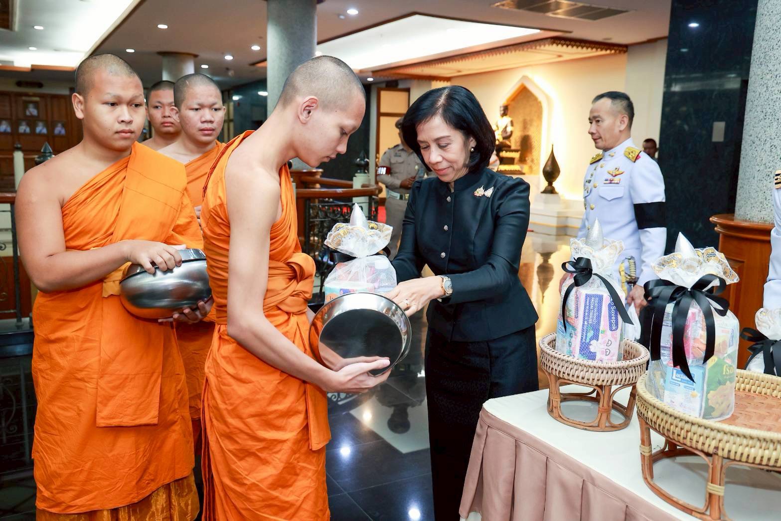 ๒๘ พิธีบำเพ็ญกุศลปัญญาสมวาร เพื่อถวายเป็นพระราชกุศลแด่สมเด็จพระนางเจ้าสิริกิติ์ พระบรมราชินีนาถ พระบรมราชชนนีพันปีหลวง ในวาระครบ ๕๐ วัน แห่งการสวรรคต