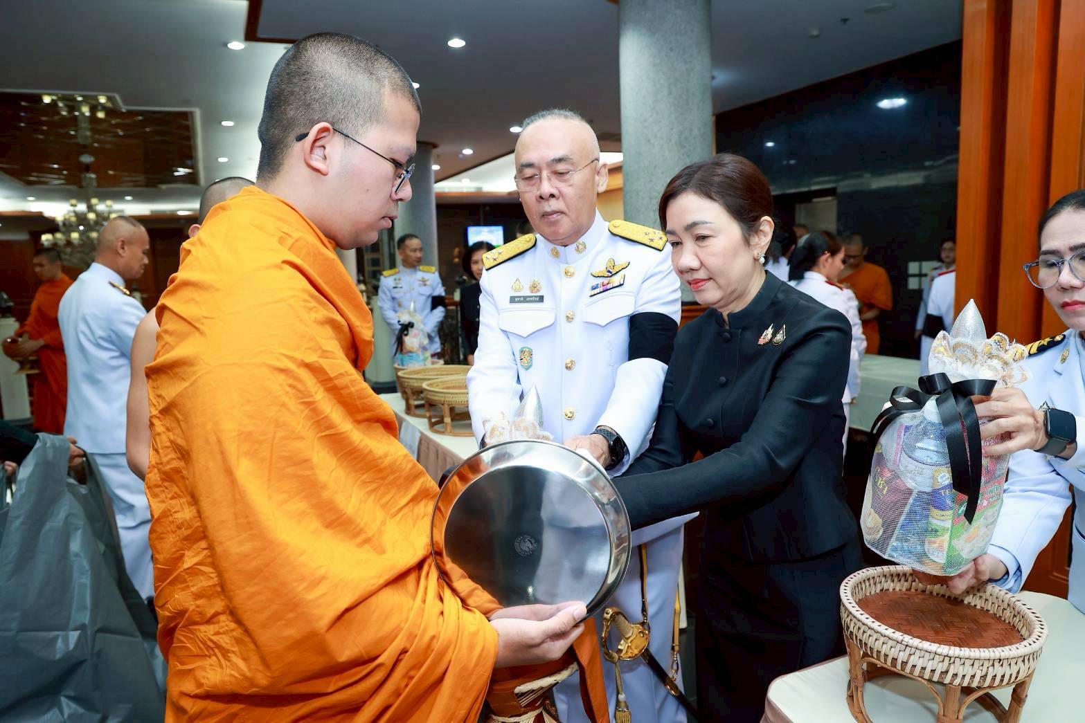 ๒๘ พิธีบำเพ็ญกุศลปัญญาสมวาร เพื่อถวายเป็นพระราชกุศลแด่สมเด็จพระนางเจ้าสิริกิติ์ พระบรมราชินีนาถ พระบรมราชชนนีพันปีหลวง ในวาระครบ ๕๐ วัน แห่งการสวรรคต