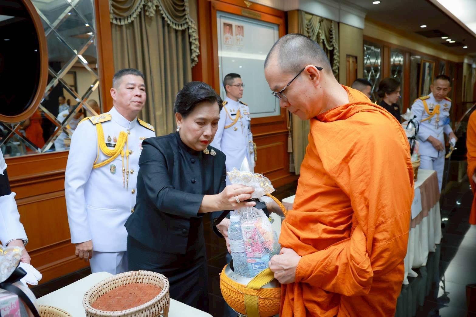 ๒๘ พิธีบำเพ็ญกุศลปัญญาสมวาร เพื่อถวายเป็นพระราชกุศลแด่สมเด็จพระนางเจ้าสิริกิติ์ พระบรมราชินีนาถ พระบรมราชชนนีพันปีหลวง ในวาระครบ ๕๐ วัน แห่งการสวรรคต