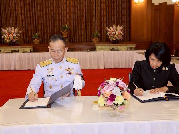 ๒๙ พิธีลงนามถวายพระพรชัยมงคล พระบาทสมเด็จพระเจ้าอยู่หัว และสมเด็จพระนางเจ้าฯ พระบรมราชินี เนื่องในโอกาสวันขึ้นปีใหม่ พุทธศักราช ๒๕๖๙