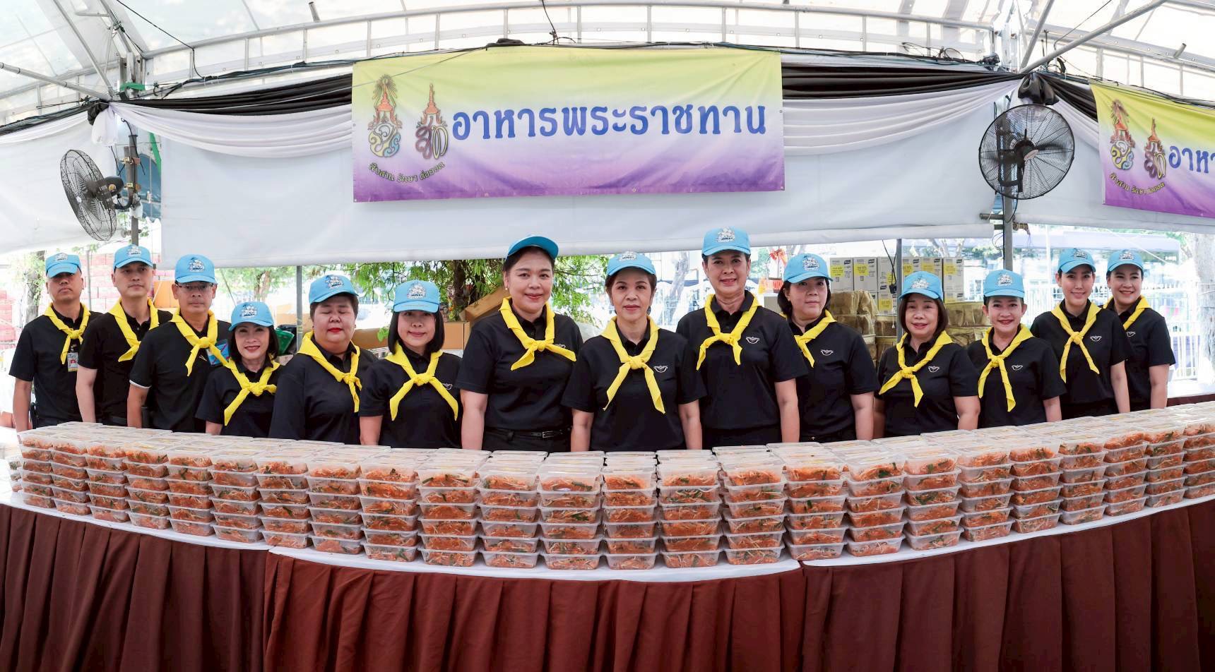 ๓๒ สมาคมภริยาข้าราชการสำนักงานปลัดกระทรวงกลาโหม ร่วมแจกจ่ายอาหารพระราชทานให้กับประชาชนที่เข้ากราบสักการะพระบรมศพสมเด็จพระนางเจ้าสิริกิติ์ พระบรมราชินีนาถ พระบรมราชชนนีพันปีหลวง