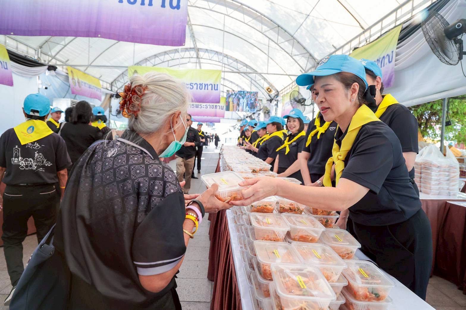 ๓๒ สมาคมภริยาข้าราชการสำนักงานปลัดกระทรวงกลาโหม ร่วมแจกจ่ายอาหารพระราชทานให้กับประชาชนที่เข้ากราบสักการะพระบรมศพสมเด็จพระนางเจ้าสิริกิติ์ พระบรมราชินีนาถ พระบรมราชชนนีพันปีหลวง