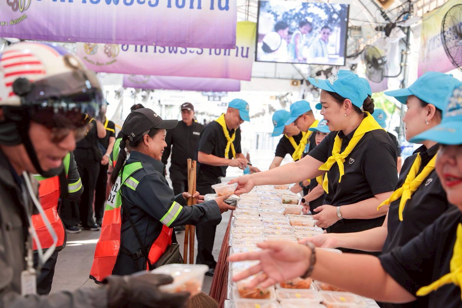 ๓๒ สมาคมภริยาข้าราชการสำนักงานปลัดกระทรวงกลาโหม ร่วมแจกจ่ายอาหารพระราชทานให้กับประชาชนที่เข้ากราบสักการะพระบรมศพสมเด็จพระนางเจ้าสิริกิติ์ พระบรมราชินีนาถ พระบรมราชชนนีพันปีหลวง
