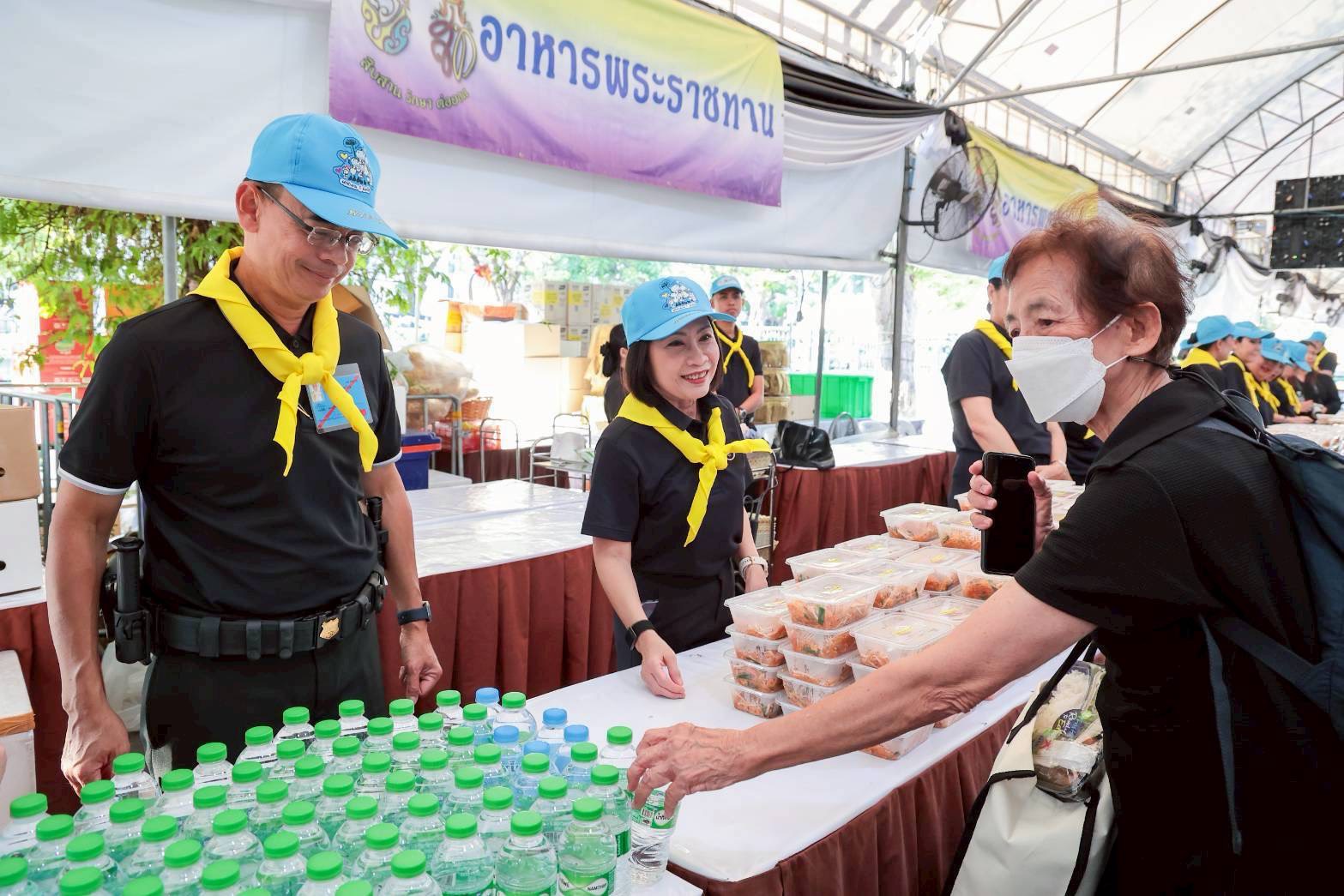 ๓๒ สมาคมภริยาข้าราชการสำนักงานปลัดกระทรวงกลาโหม ร่วมแจกจ่ายอาหารพระราชทานให้กับประชาชนที่เข้ากราบสักการะพระบรมศพสมเด็จพระนางเจ้าสิริกิติ์ พระบรมราชินีนาถ พระบรมราชชนนีพันปีหลวง