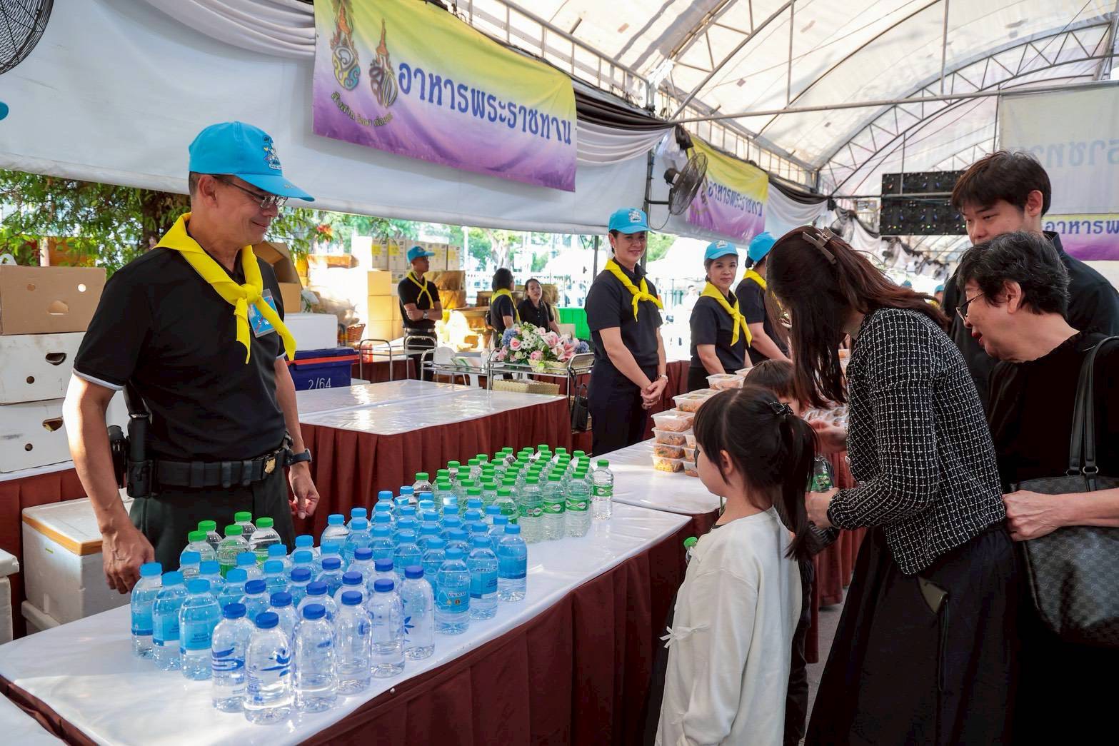 ๓๒ สมาคมภริยาข้าราชการสำนักงานปลัดกระทรวงกลาโหม ร่วมแจกจ่ายอาหารพระราชทานให้กับประชาชนที่เข้ากราบสักการะพระบรมศพสมเด็จพระนางเจ้าสิริกิติ์ พระบรมราชินีนาถ พระบรมราชชนนีพันปีหลวง