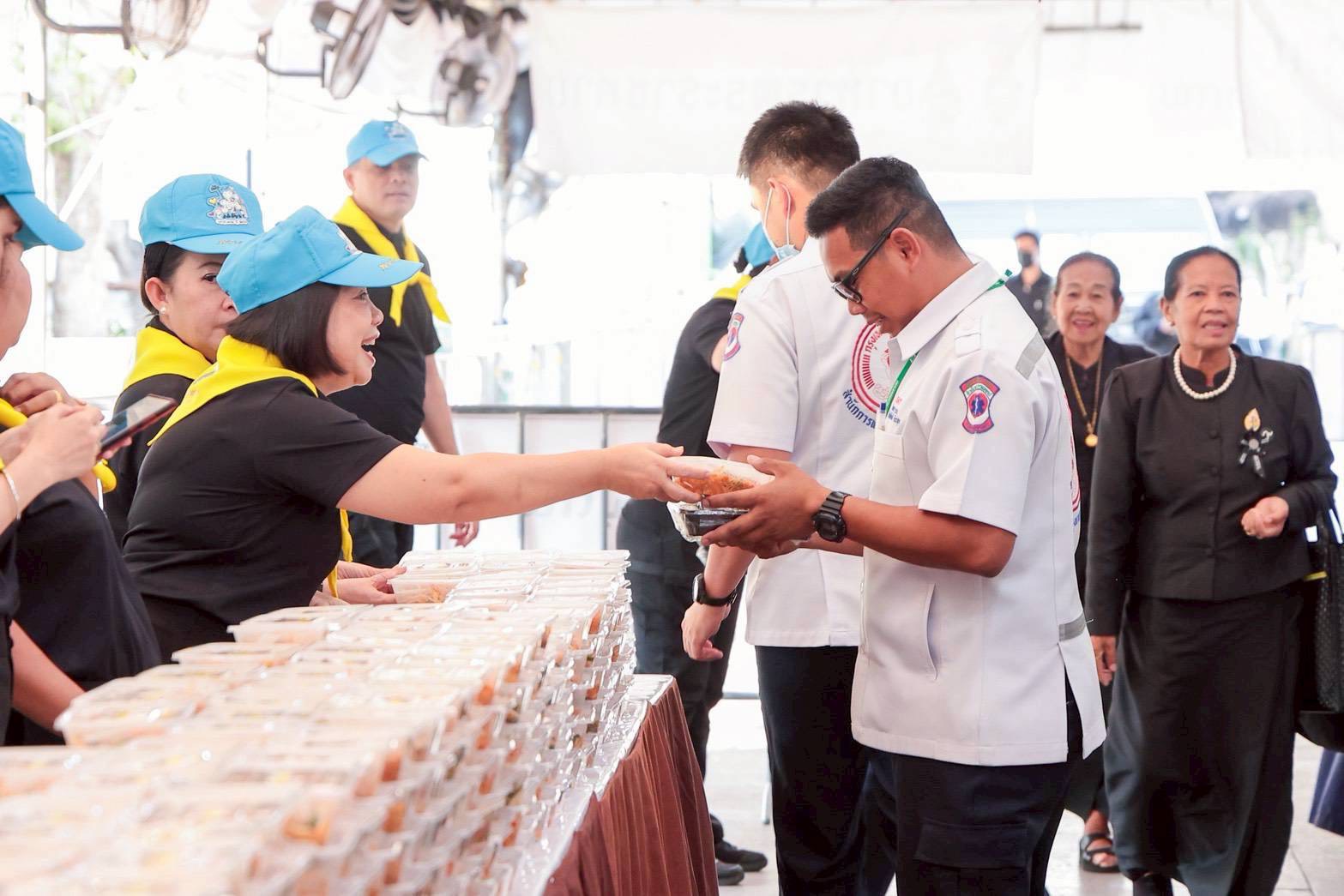 ๓๒ สมาคมภริยาข้าราชการสำนักงานปลัดกระทรวงกลาโหม ร่วมแจกจ่ายอาหารพระราชทานให้กับประชาชนที่เข้ากราบสักการะพระบรมศพสมเด็จพระนางเจ้าสิริกิติ์ พระบรมราชินีนาถ พระบรมราชชนนีพันปีหลวง