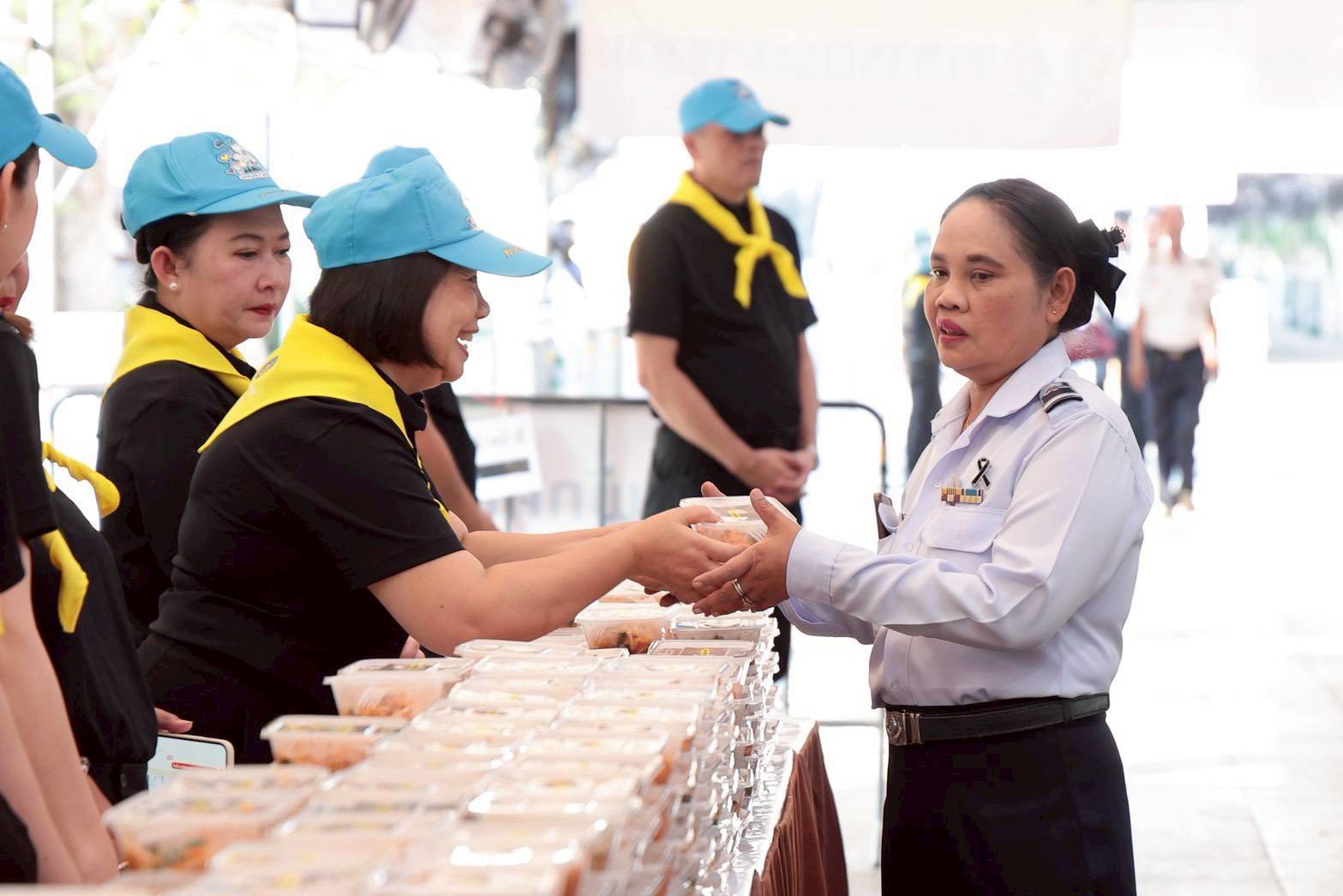 ๓๒ สมาคมภริยาข้าราชการสำนักงานปลัดกระทรวงกลาโหม ร่วมแจกจ่ายอาหารพระราชทานให้กับประชาชนที่เข้ากราบสักการะพระบรมศพสมเด็จพระนางเจ้าสิริกิติ์ พระบรมราชินีนาถ พระบรมราชชนนีพันปีหลวง