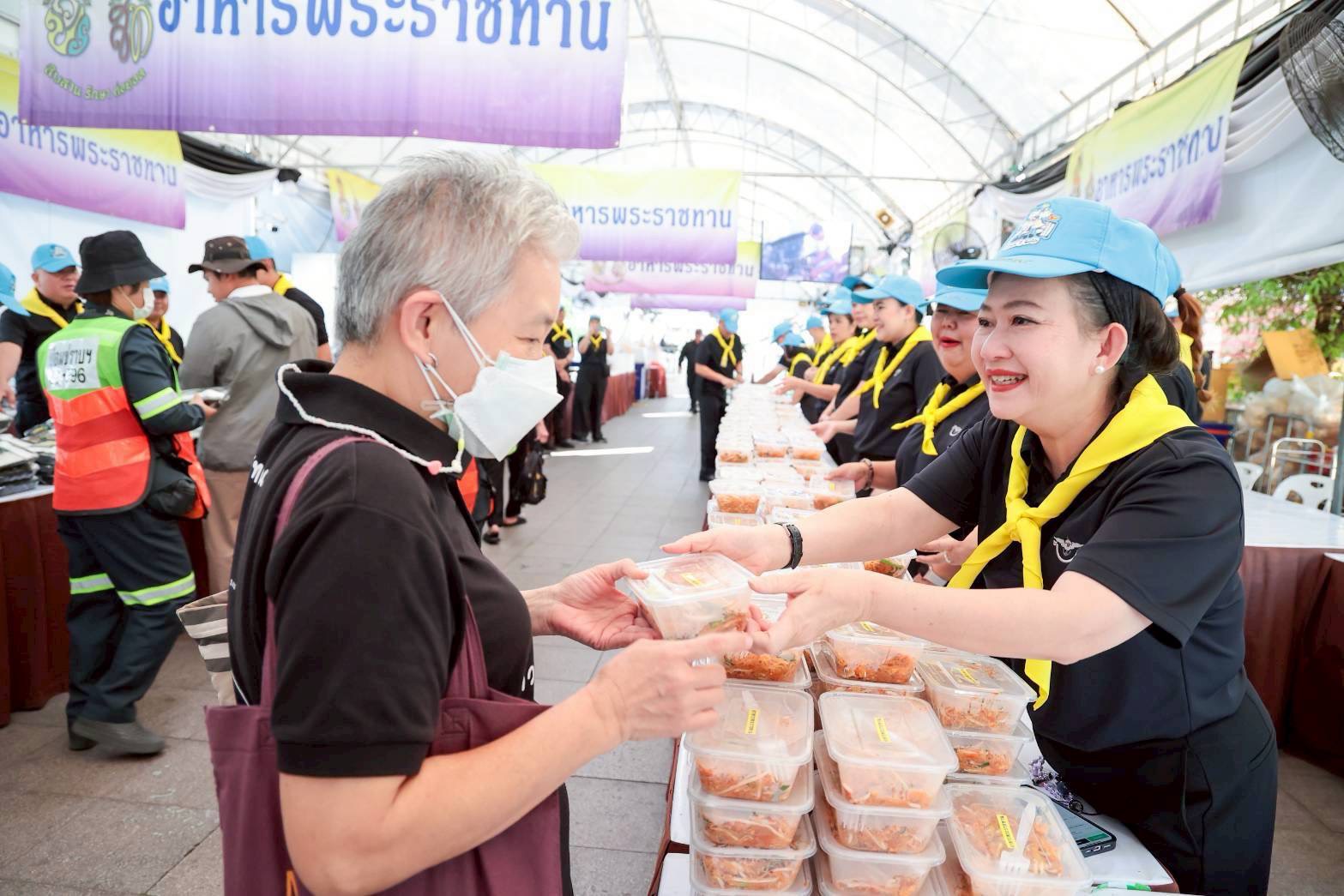 ๓๒ สมาคมภริยาข้าราชการสำนักงานปลัดกระทรวงกลาโหม ร่วมแจกจ่ายอาหารพระราชทานให้กับประชาชนที่เข้ากราบสักการะพระบรมศพสมเด็จพระนางเจ้าสิริกิติ์ พระบรมราชินีนาถ พระบรมราชชนนีพันปีหลวง
