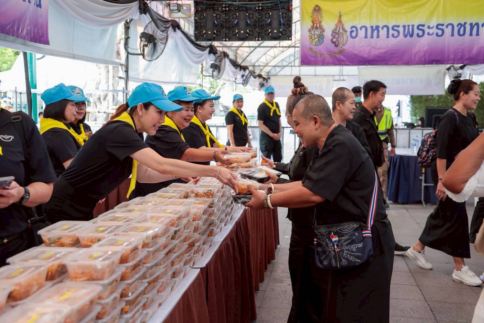 ๓๒ สมาคมภริยาข้าราชการสำนักงานปลัดกระทรวงกลาโหม ร่วมแจกจ่ายอาหารพระราชทานให้กับประชาชนที่เข้ากราบสักการะพระบรมศพสมเด็จพระนางเจ้าสิริกิติ์ พระบรมราชินีนาถ พระบรมราชชนนีพันปีหลวง