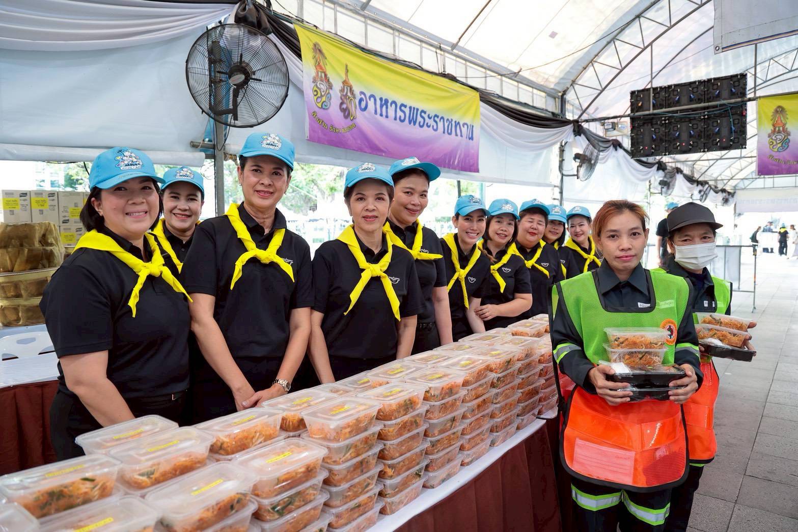 ๓๒ สมาคมภริยาข้าราชการสำนักงานปลัดกระทรวงกลาโหม ร่วมแจกจ่ายอาหารพระราชทานให้กับประชาชนที่เข้ากราบสักการะพระบรมศพสมเด็จพระนางเจ้าสิริกิติ์ พระบรมราชินีนาถ พระบรมราชชนนีพันปีหลวง