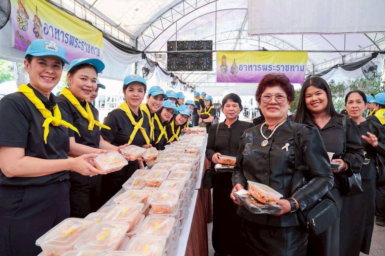 ๓๒ สมาคมภริยาข้าราชการสำนักงานปลัดกระทรวงกลาโหม ร่วมแจกจ่ายอาหารพระราชทานให้กับประชาชนที่เข้ากราบสักการะพระบรมศพสมเด็จพระนางเจ้าสิริกิติ์ พระบรมราชินีนาถ พระบรมราชชนนีพันปีหลวง