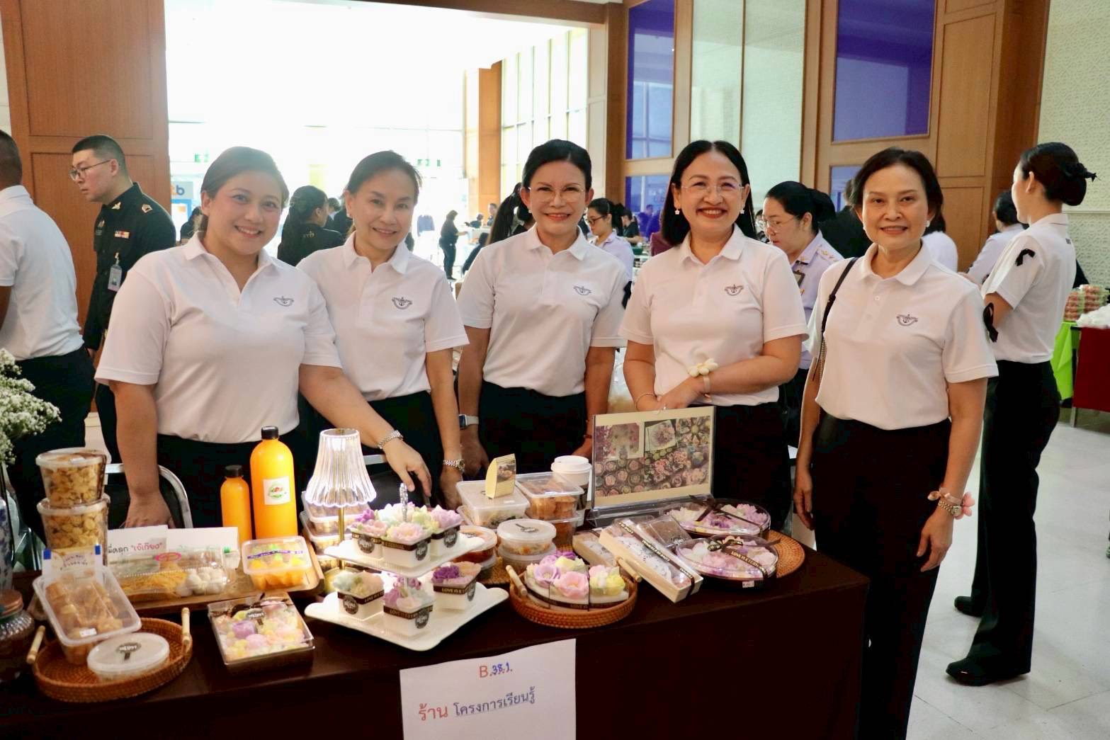 ๓๔ กิจกรรมตลาดนัด "รายได้เพิ่ม เติมกำลังใจ" โดยโครงการครอบครัวพอเพียง