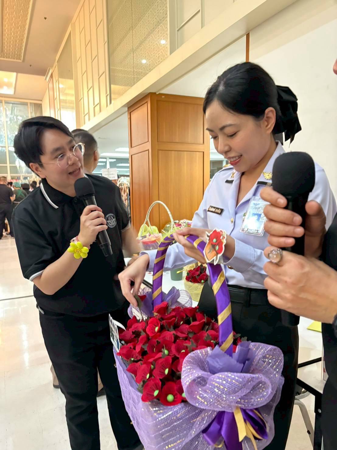 ๓๔ กิจกรรมตลาดนัด "รายได้เพิ่ม เติมกำลังใจ" โดยโครงการครอบครัวพอเพียง
