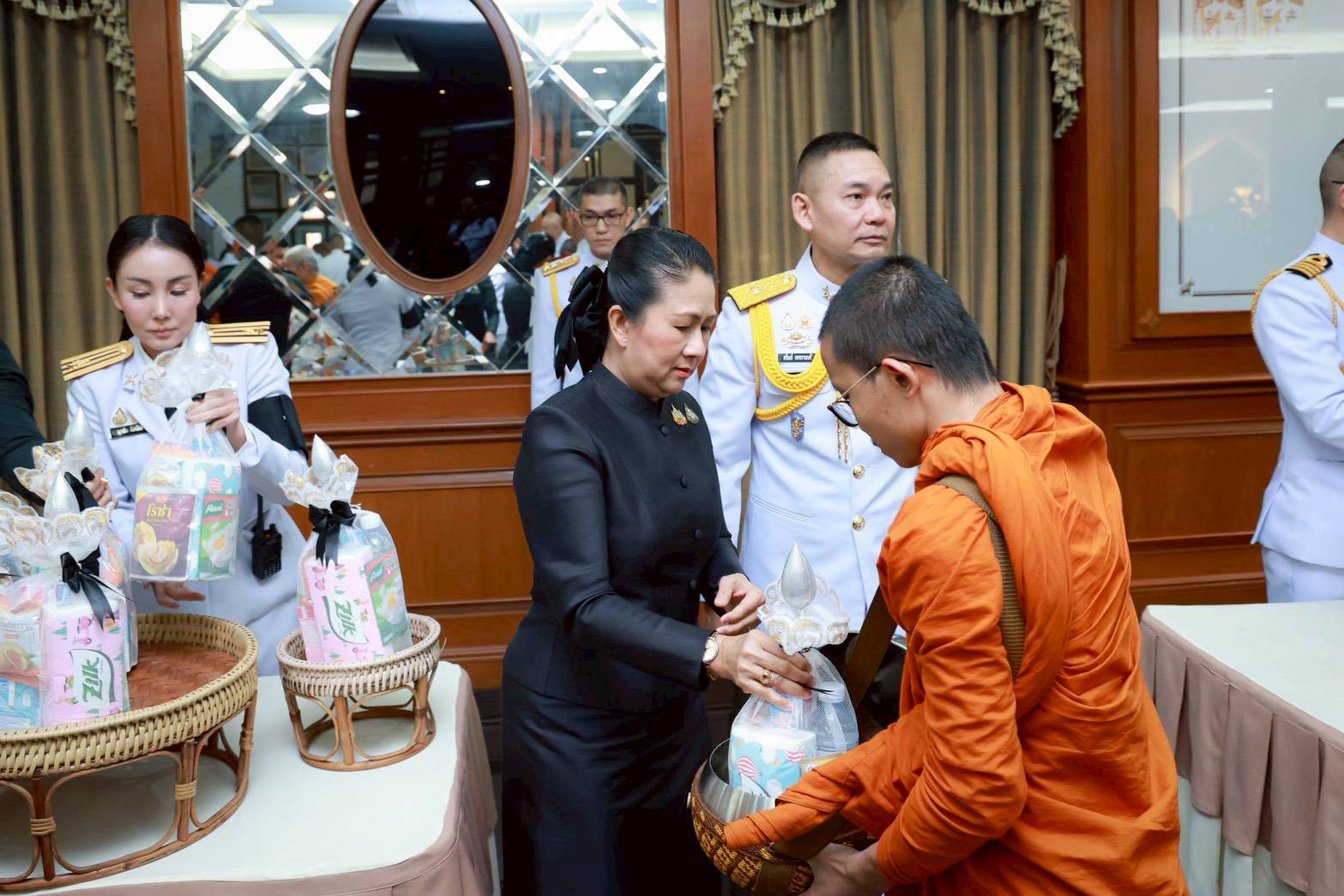 ๓๕ พิธีบำเพ็ญกุศลสตมวาร เพื่อถวายเป็นพระราชกุศลแด่สมเด็จพระนางเจ้าสิริกิติ์ พระบรมราชินีนาถ พระบรมราชชนนีพันปีหลวง ในวาระครบ ๑๐๐ วัน แห่งการสวรรคต
