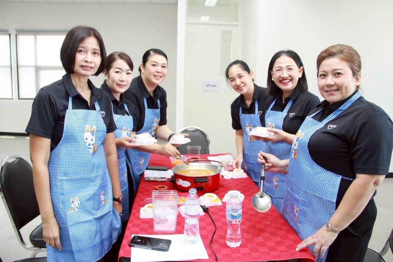 ๓๙ กิจกรรมการจัดทำสวนผักลอยฟ้าและการสาธิตท่าพื้นฐาน "โยคะพิลาทิส"