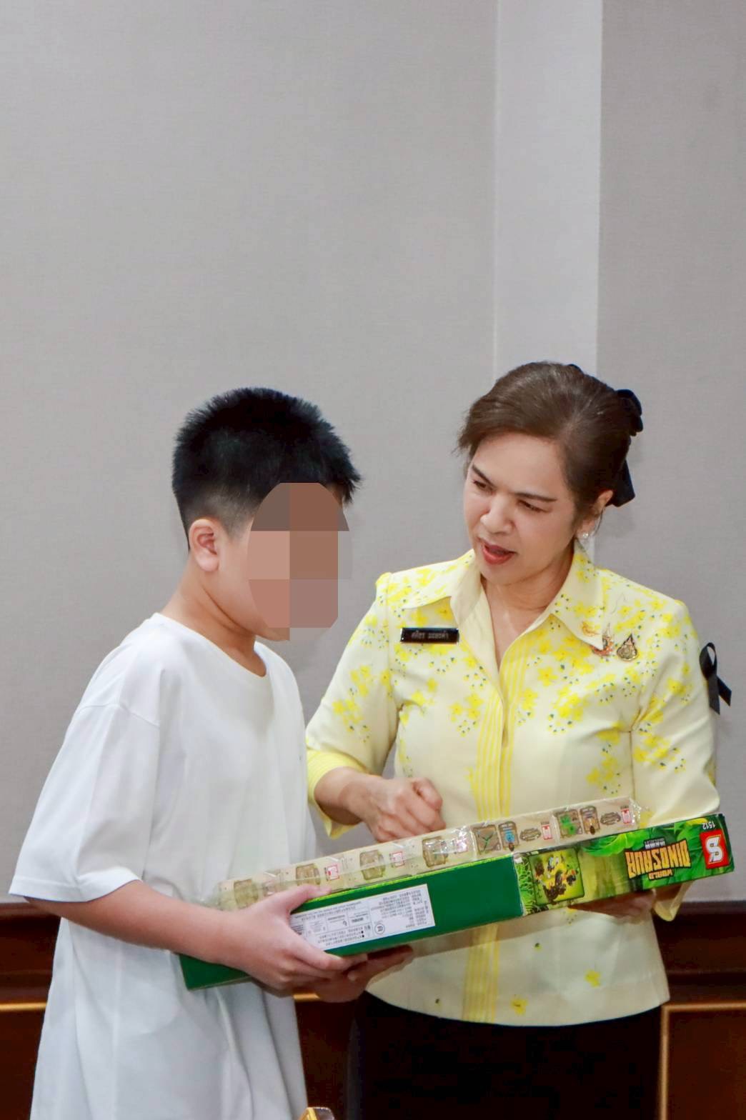 ๔๕ กิจกรรมตรวจเยี่ยมบุตรที่มีความต้องการพิเศษของกำลังพลสังกัดสำนักงานปลัดกระทรวงกลาโหม โดยโครงการสายใยรักษ์ เพื่อคนพิเศษ