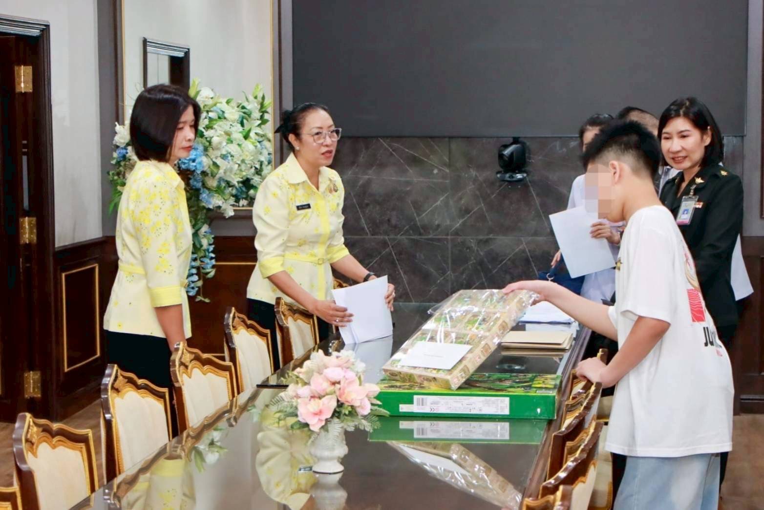 ๔๕ กิจกรรมตรวจเยี่ยมบุตรที่มีความต้องการพิเศษของกำลังพลสังกัดสำนักงานปลัดกระทรวงกลาโหม โดยโครงการสายใยรักษ์ เพื่อคนพิเศษ