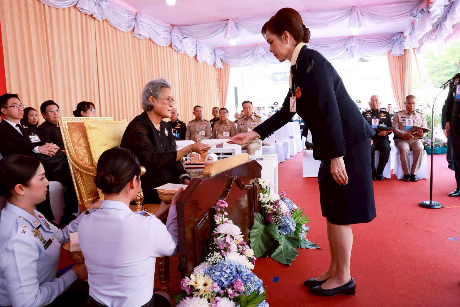 ๔๖ สมเด็จพระกนิษฐาธิราชเจ้า กรมสมเด็จพระเทพรัตนราชสุดาฯ สยามบรมราชกุมารี เสด็จพระราชดำเนินไปทรงเปิดอนุสรณ์สถานสำนักงานปลัดกระทรวงกลาโหม