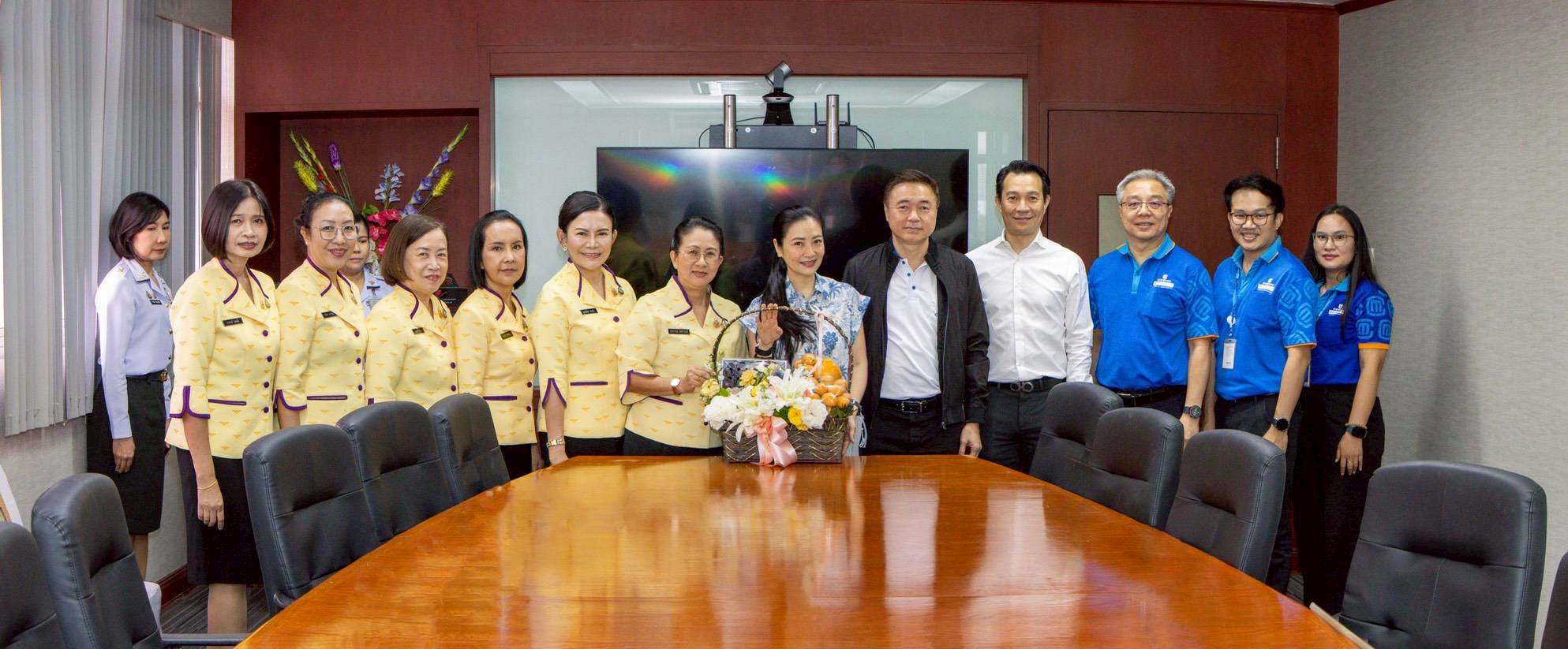 ๔๙ คณะทำงานโครงการสายใยรักษ์ เพื่อคนพิเศษ เข้าพบผู้บริหารบริษัทที่ให้การสนับสนุนการดำเนินงานโครงก...