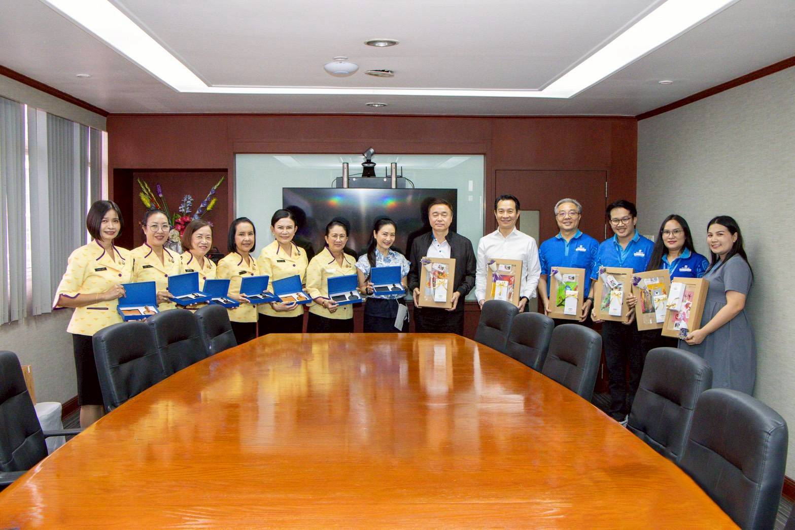 ๔๙ คณะทำงานโครงการสายใยรักษ์ เพื่อคนพิเศษ เข้าพบผู้บริหารบริษัทที่ให้การสนับสนุนการดำเนินงานโครงการประกอบอาชีพตามมาตรา ๓๕(๗)